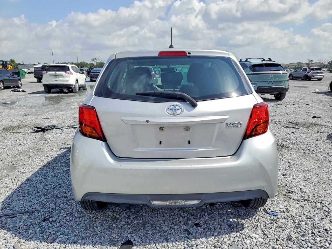 2015 Toyota Yaris 5-door L Silver vin: VNKKTUD31FA025110