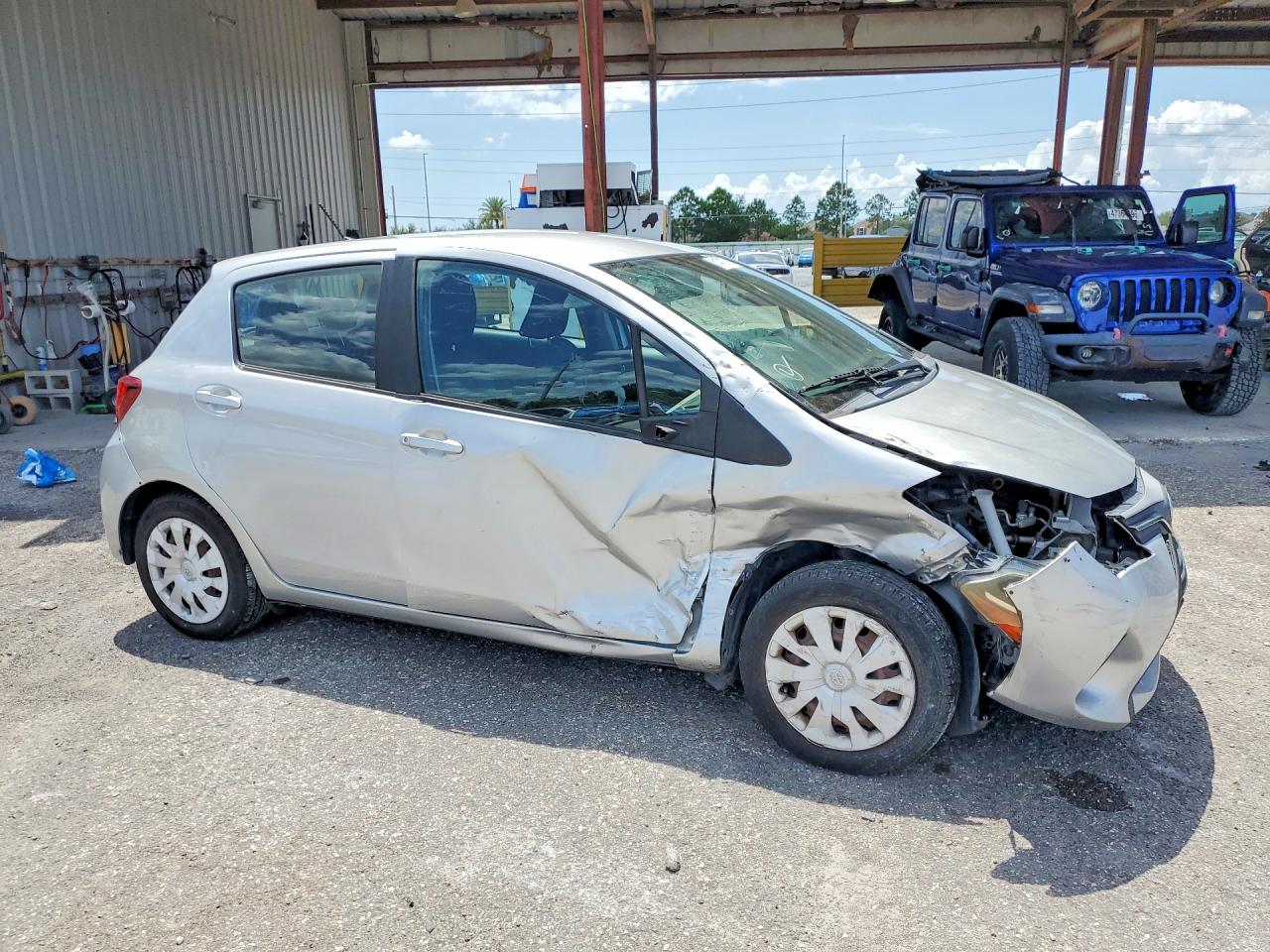 2015 Toyota Yaris 5-door L Silver vin: VNKKTUD31FA025110