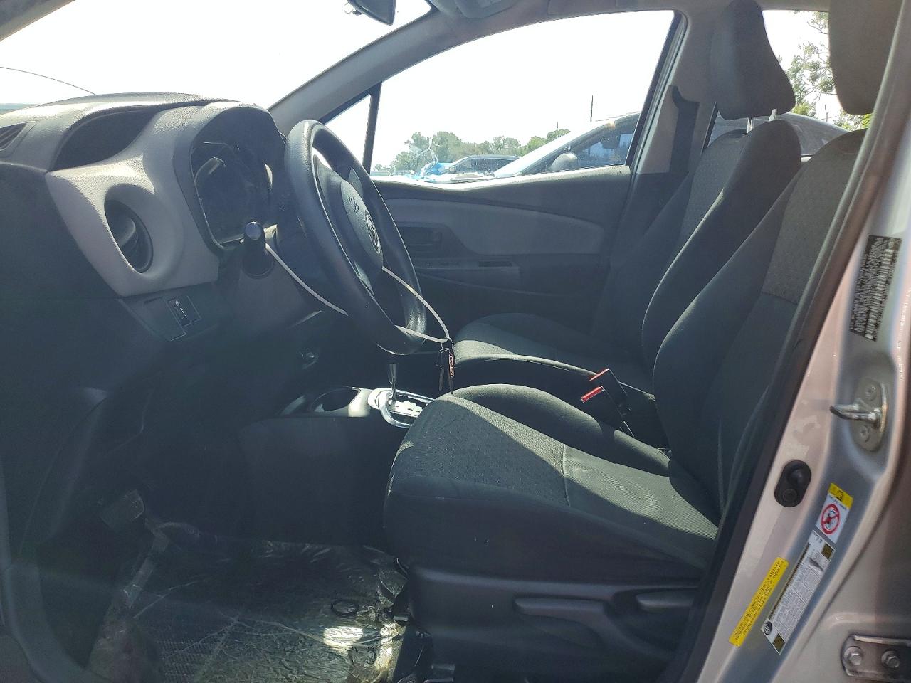 2015 Toyota Yaris 5-door L Silver vin: VNKKTUD31FA025110