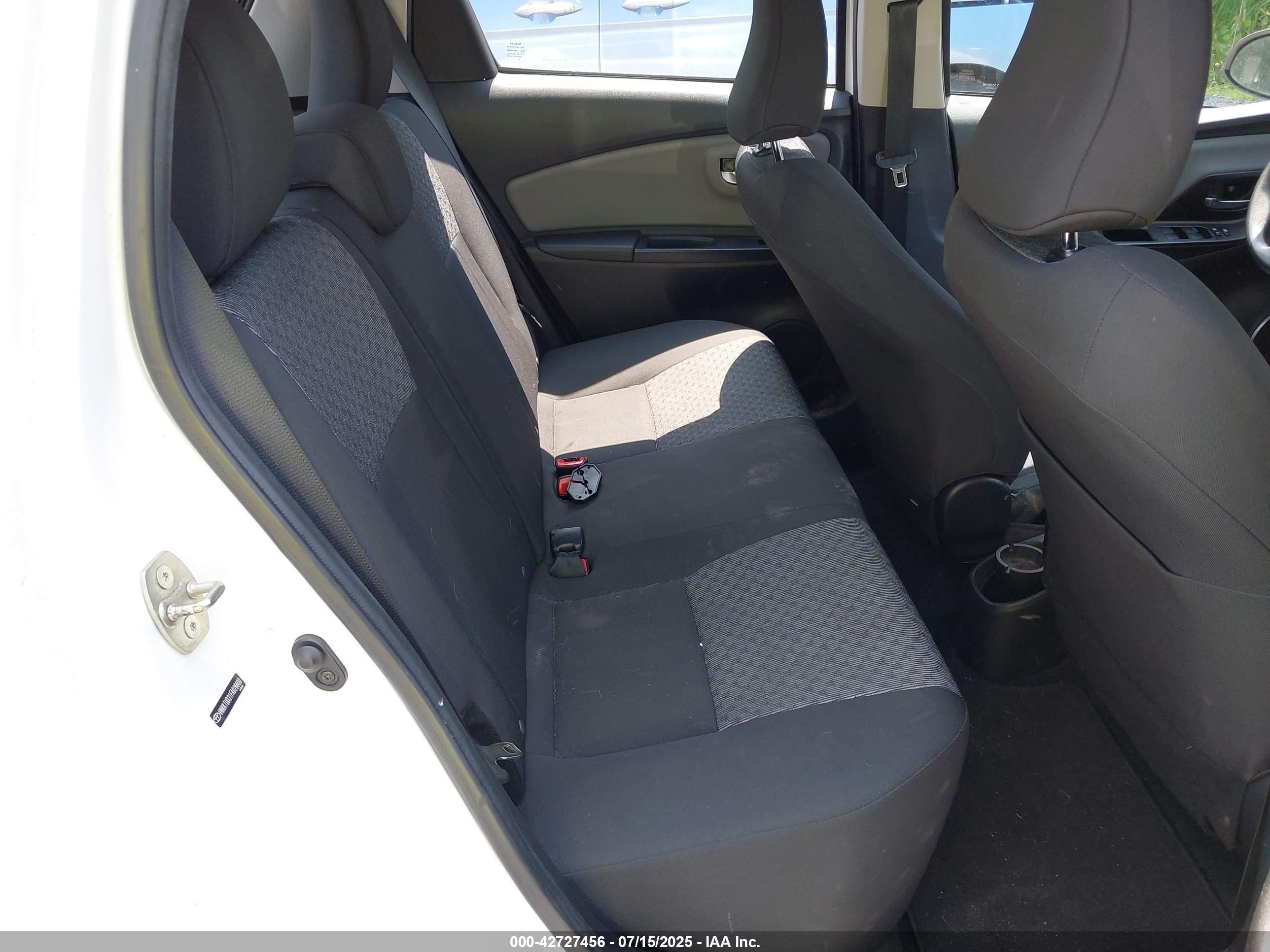 2015 Toyota Yaris Le White vin: VNKKTUD31FA026600