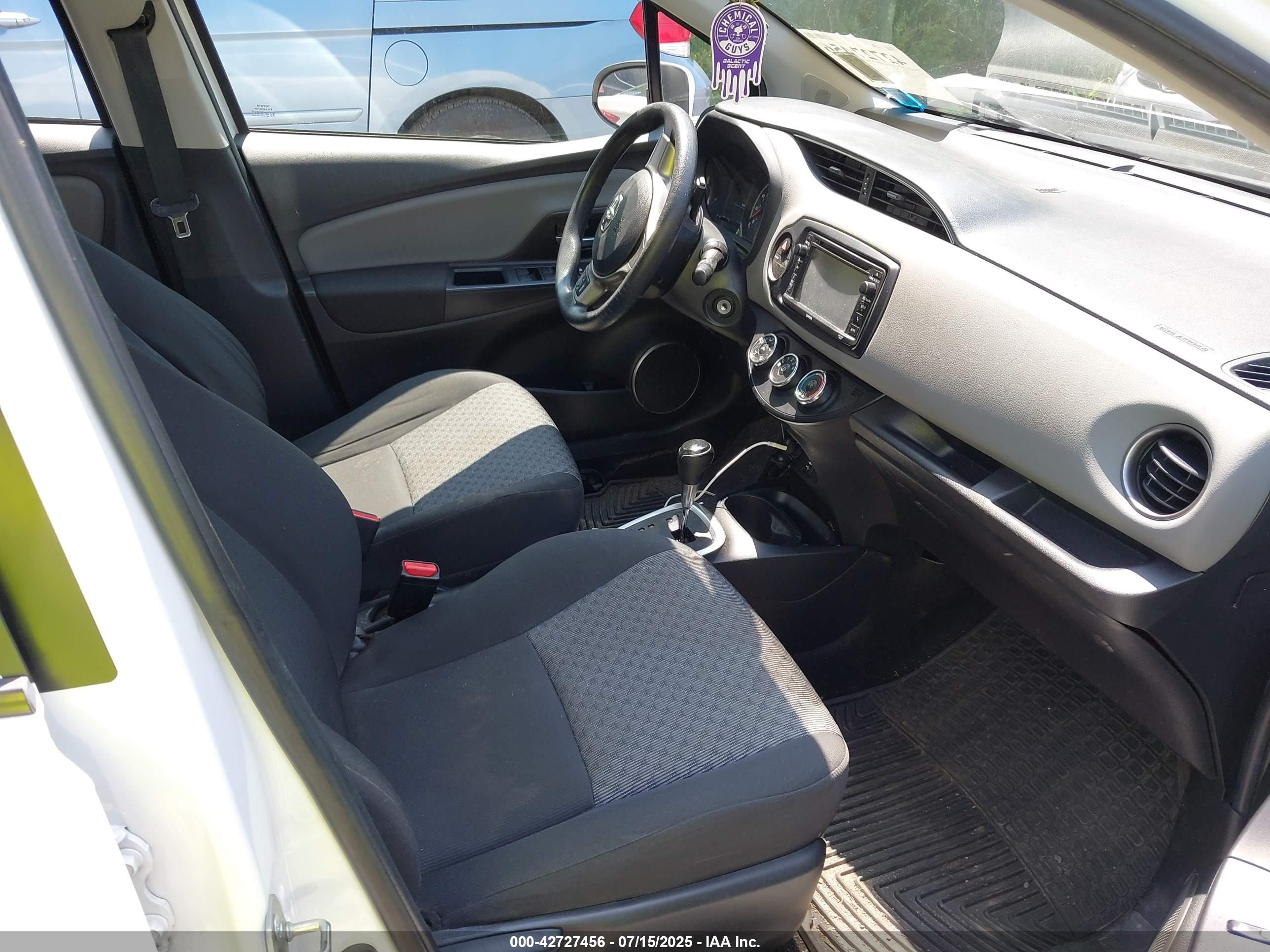 2015 Toyota Yaris Le White vin: VNKKTUD31FA026600