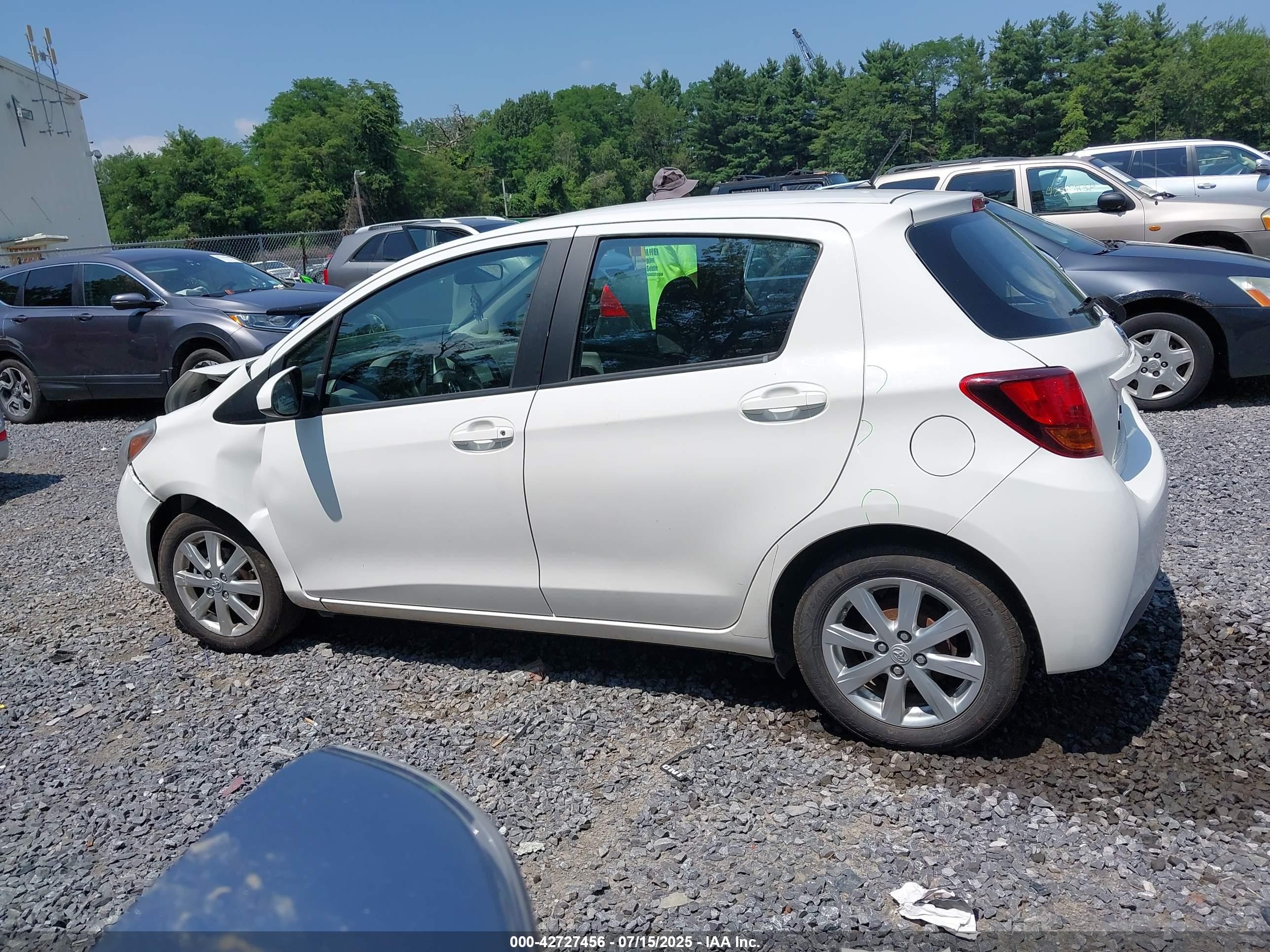 2015 Toyota Yaris Le White vin: VNKKTUD31FA026600