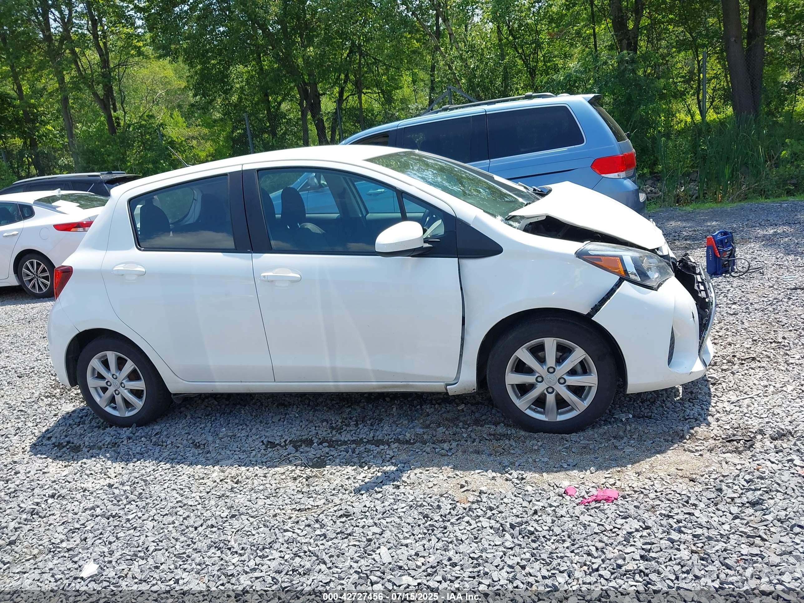 2015 Toyota Yaris Le White vin: VNKKTUD31FA026600