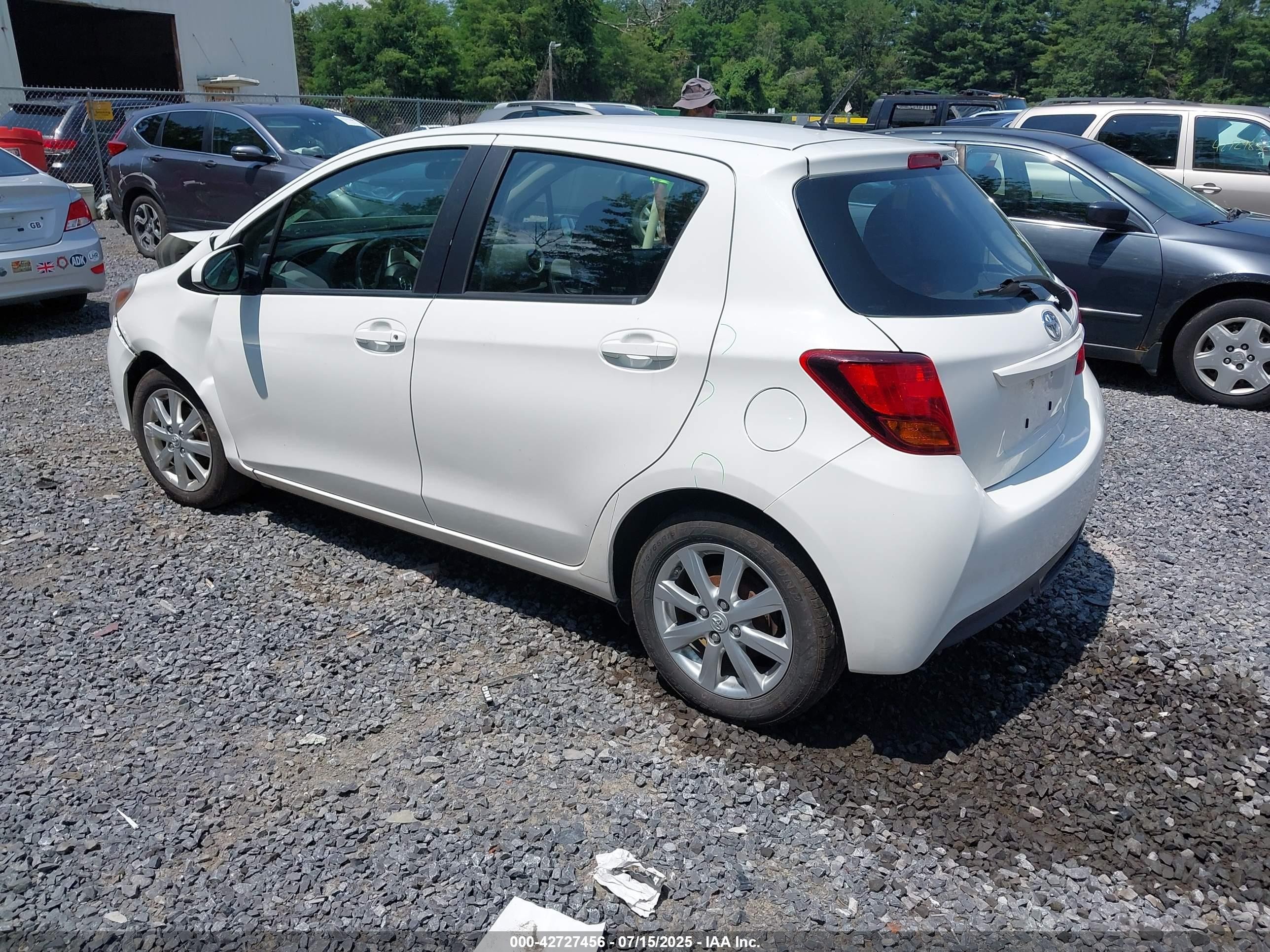 2015 Toyota Yaris Le White vin: VNKKTUD31FA026600