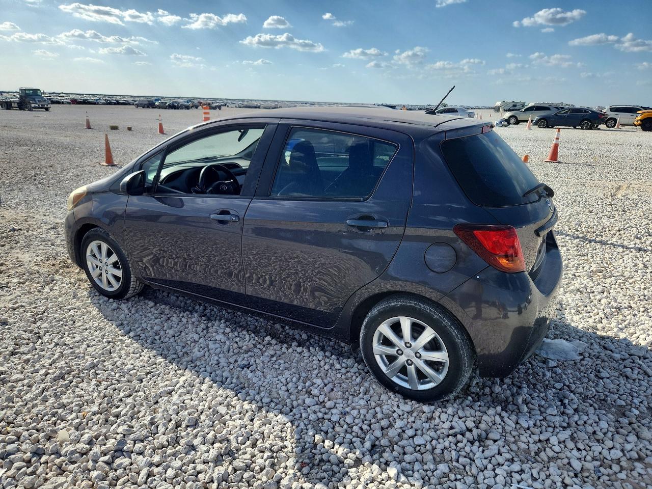 2015 Toyota Yaris 5-door Le Gray vin: VNKKTUD32FA025536