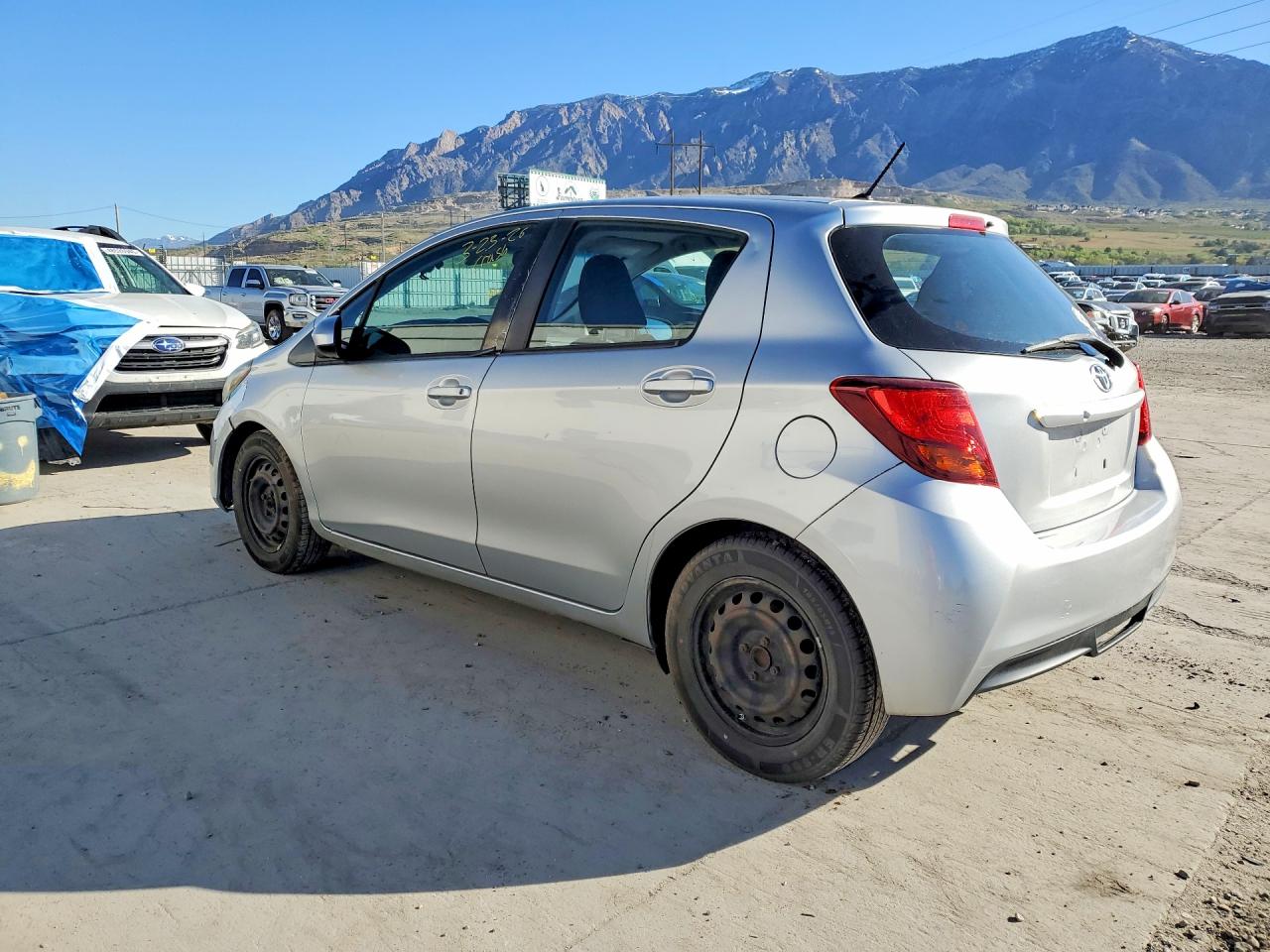 2015 Toyota Yaris 5-door L Silver vin: VNKKTUD32FA031076