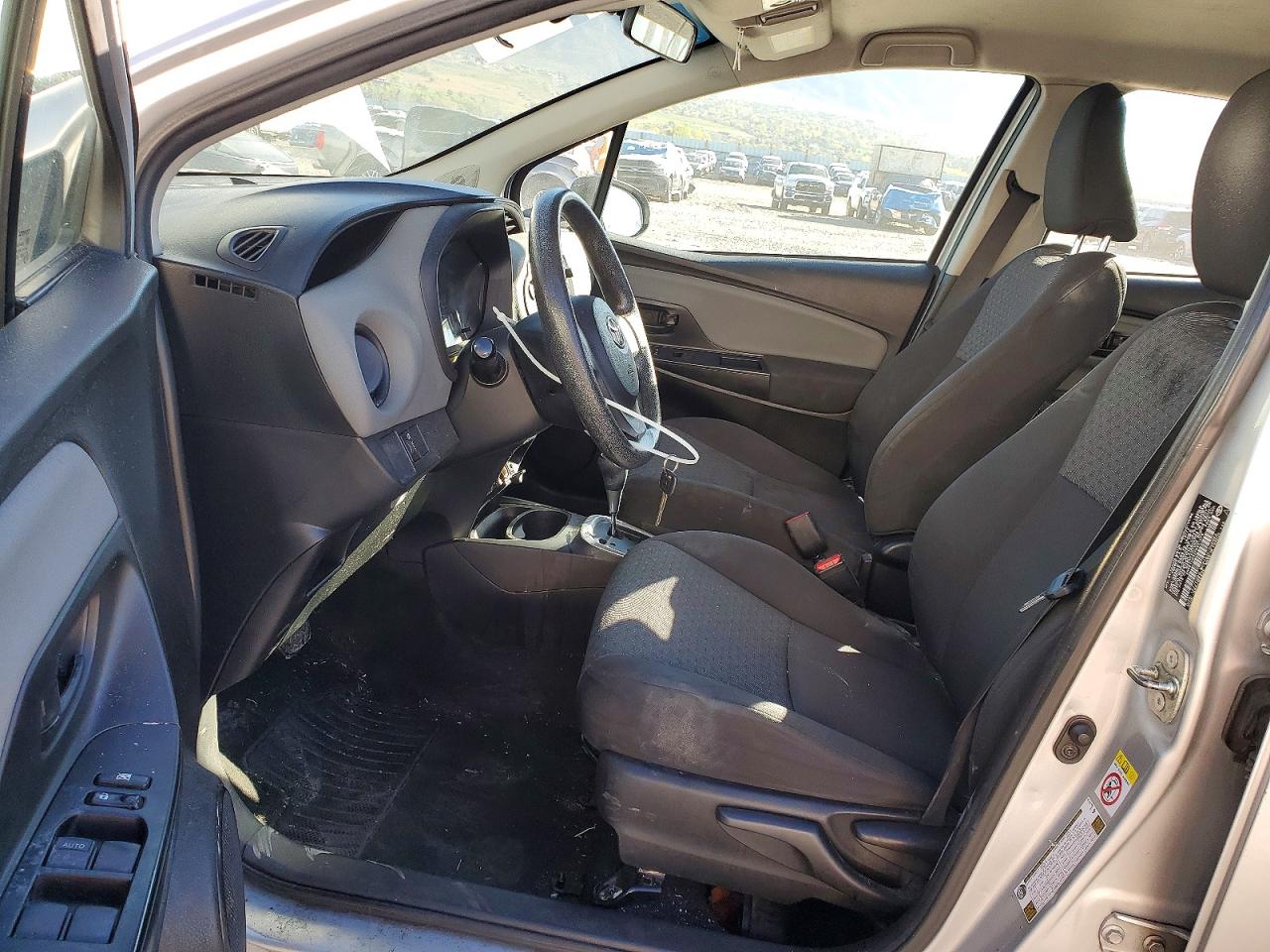 2015 Toyota Yaris 5-door L Silver vin: VNKKTUD32FA031076