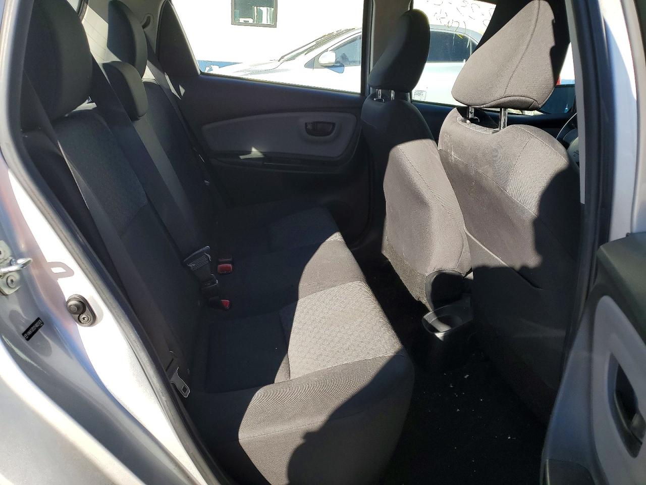 2015 Toyota Yaris 5-door L Silver vin: VNKKTUD32FA031076