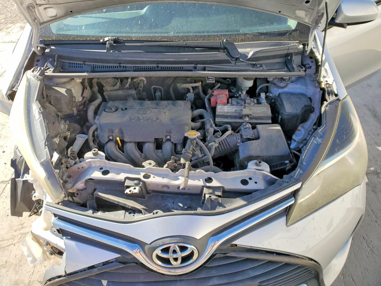 2015 Toyota Yaris 5-door L Silver vin: VNKKTUD32FA031076