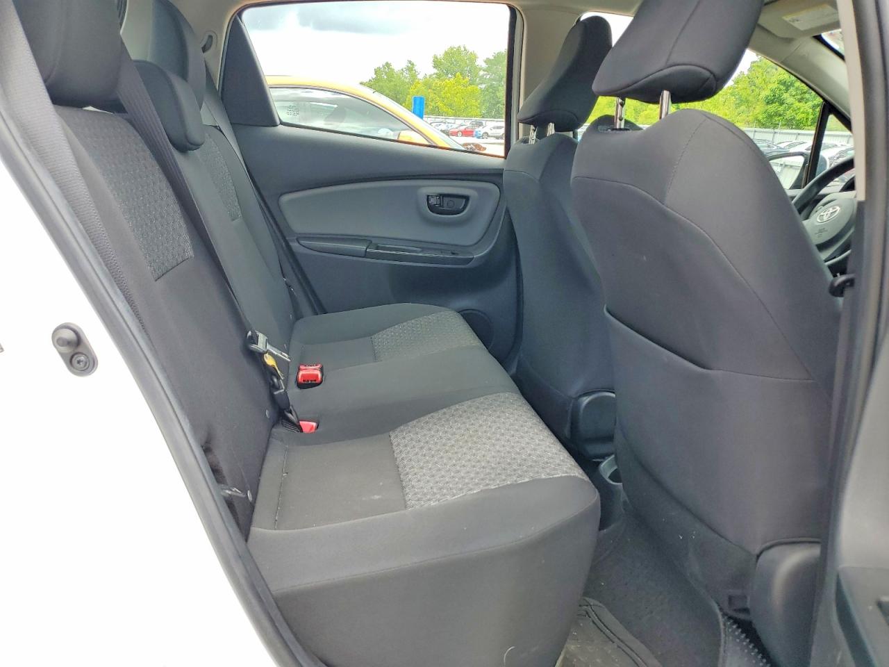 2015 Toyota Yaris 5-door L White vin: VNKKTUD32FA032521