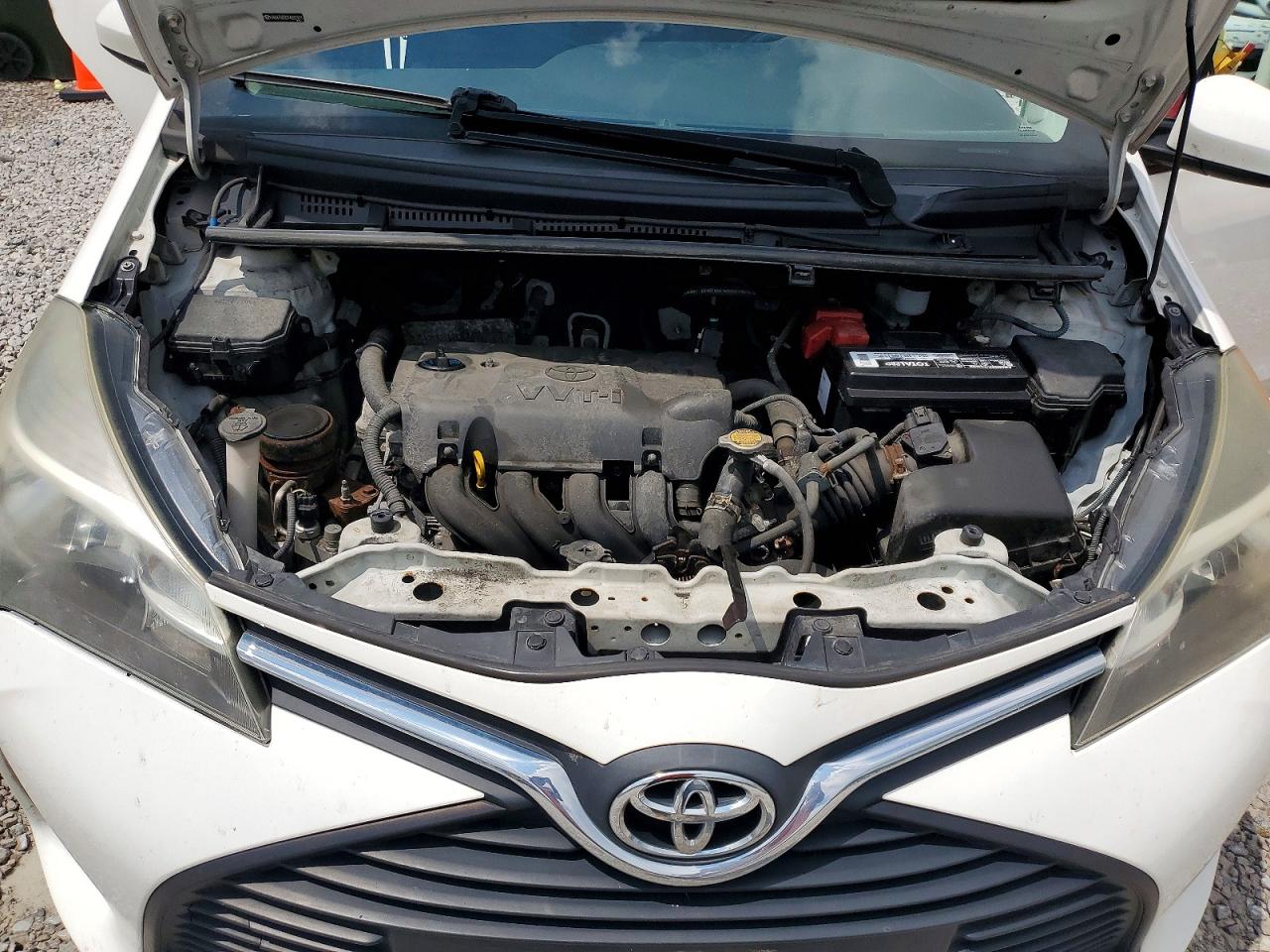 2015 Toyota Yaris 5-door L White vin: VNKKTUD32FA032521