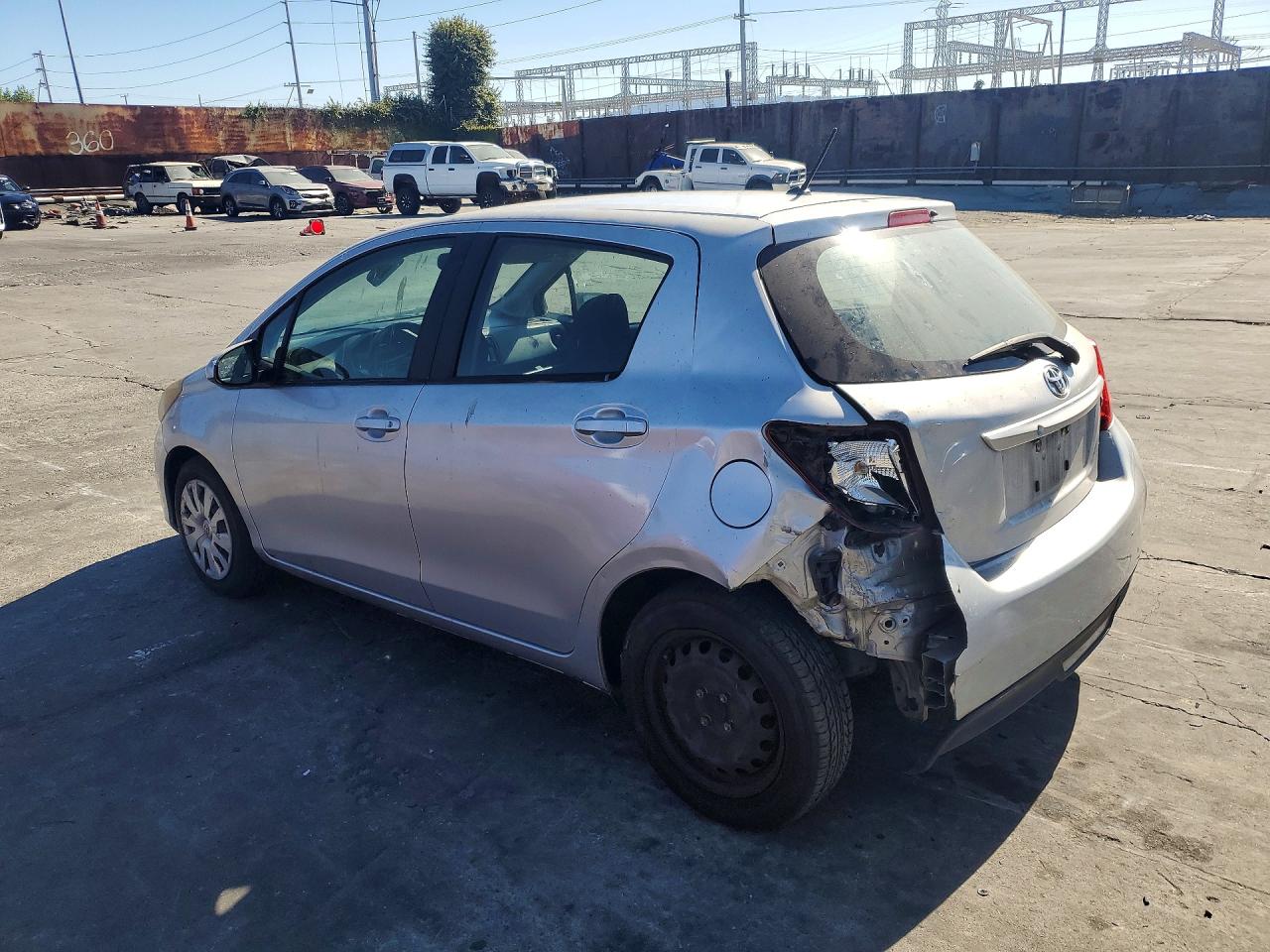 2015 Toyota Yaris 5-door L Silver vin: VNKKTUD32FA033717