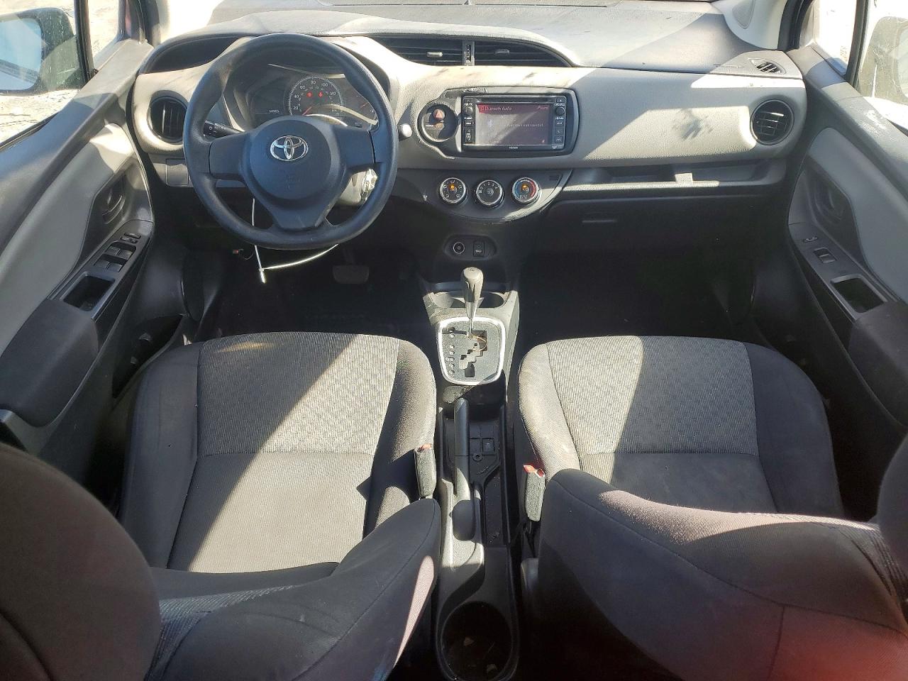 2015 Toyota Yaris 5-door L Silver vin: VNKKTUD32FA033717