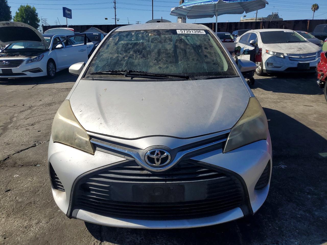 2015 Toyota Yaris 5-door L Silver vin: VNKKTUD32FA033717