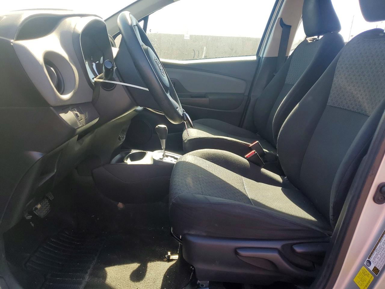 2015 Toyota Yaris 5-door L Silver vin: VNKKTUD32FA033717