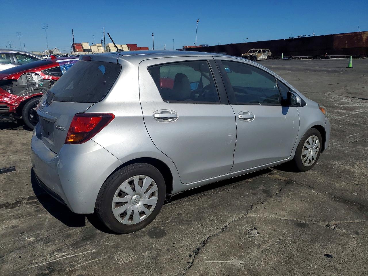 2015 Toyota Yaris 5-door L Silver vin: VNKKTUD32FA033717