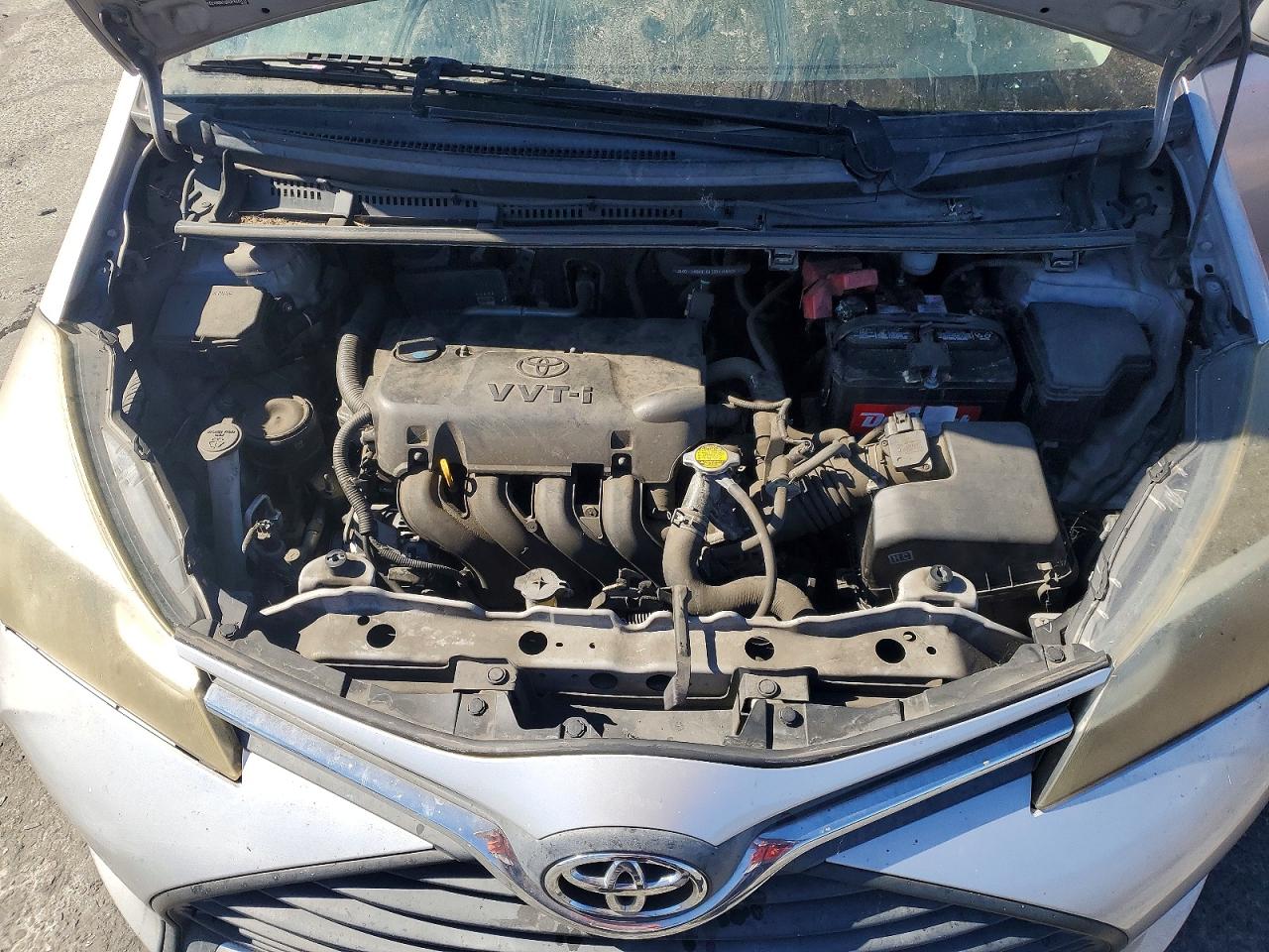 2015 Toyota Yaris 5-door L Silver vin: VNKKTUD32FA033717