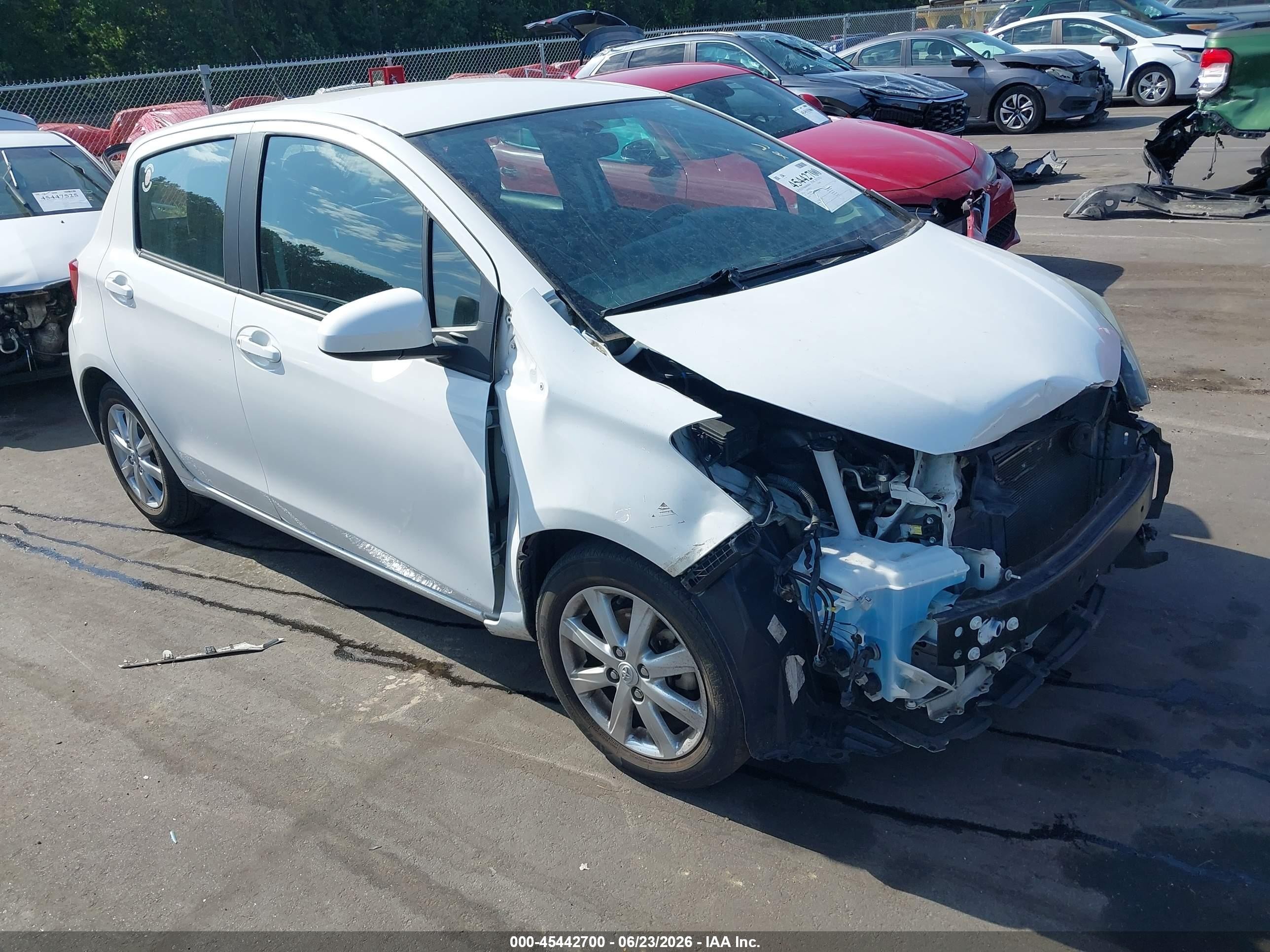 2015 Toyota Yaris Le White vin: VNKKTUD32FA034074
