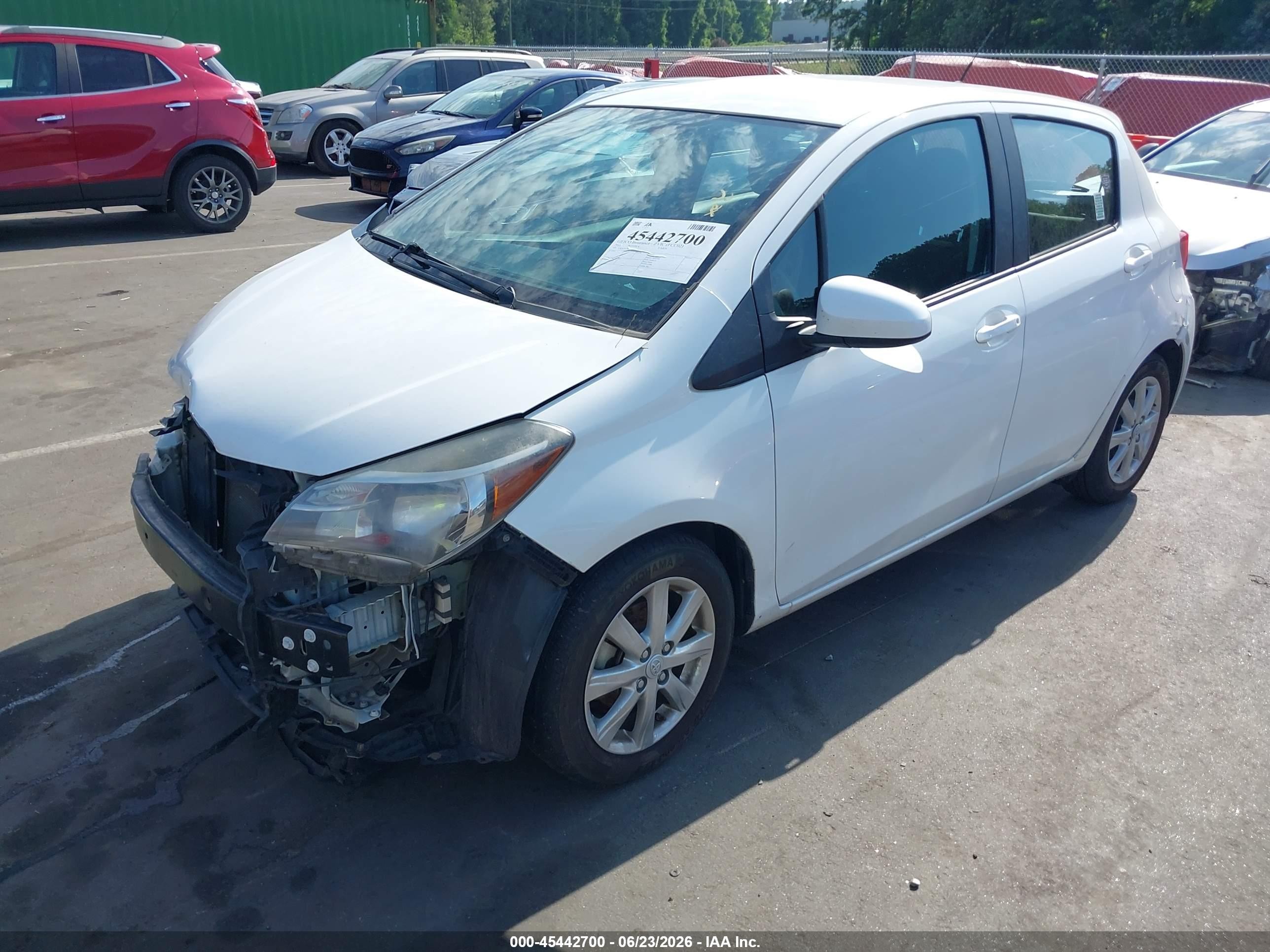 2015 Toyota Yaris Le White vin: VNKKTUD32FA034074