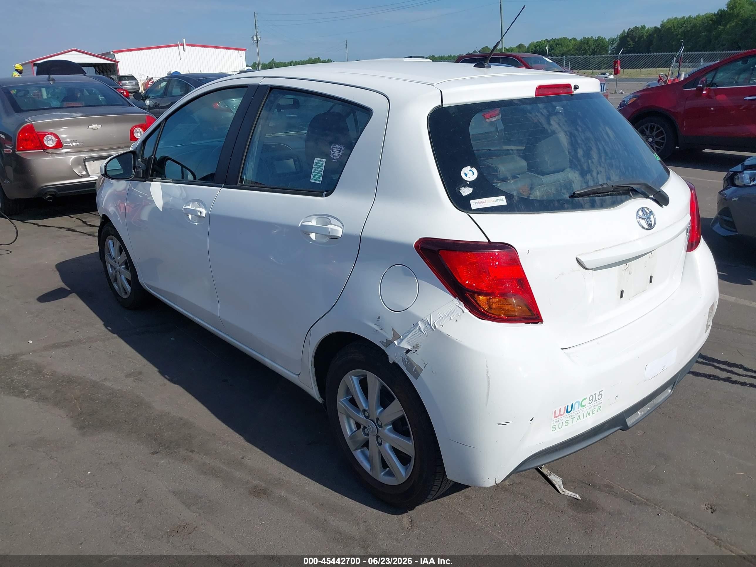 2015 Toyota Yaris Le White vin: VNKKTUD32FA034074