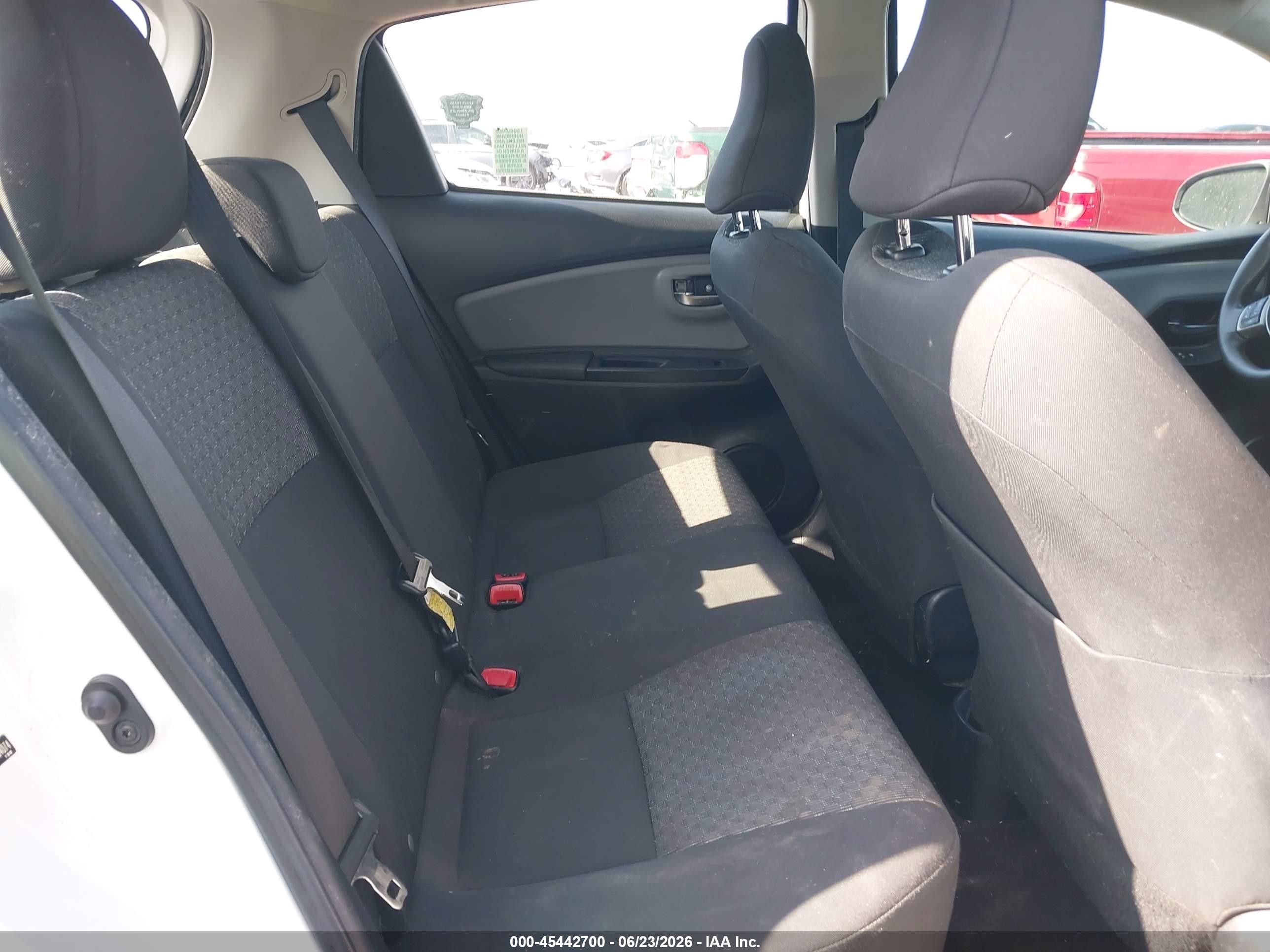 2015 Toyota Yaris Le White vin: VNKKTUD32FA034074
