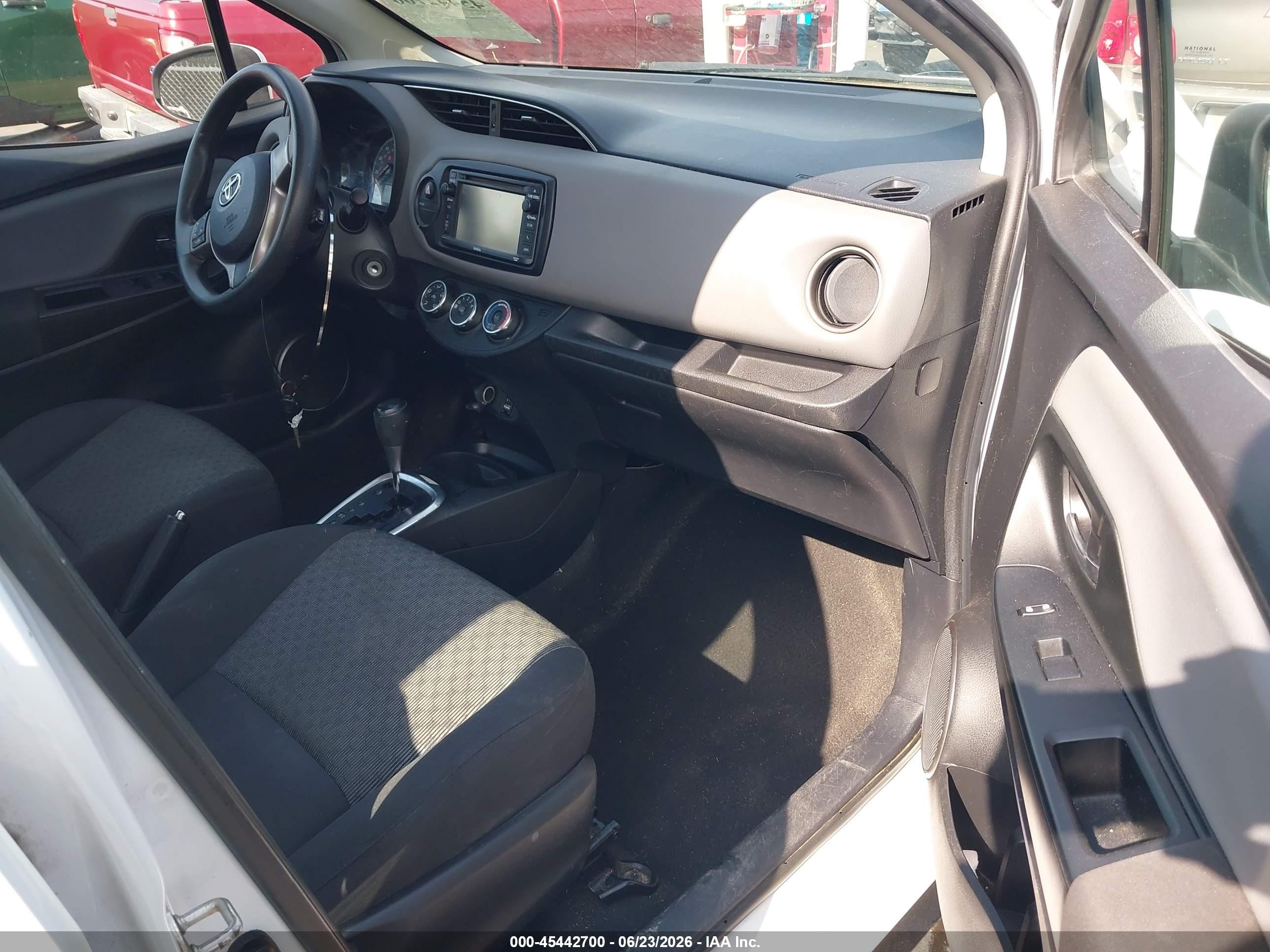 2015 Toyota Yaris Le White vin: VNKKTUD32FA034074