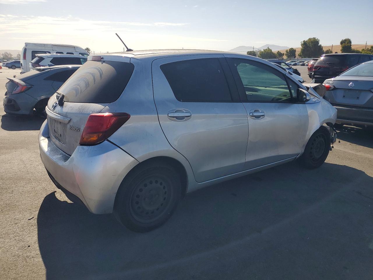 2015 Toyota Yaris 5-door L Silver vin: VNKKTUD32FA045396