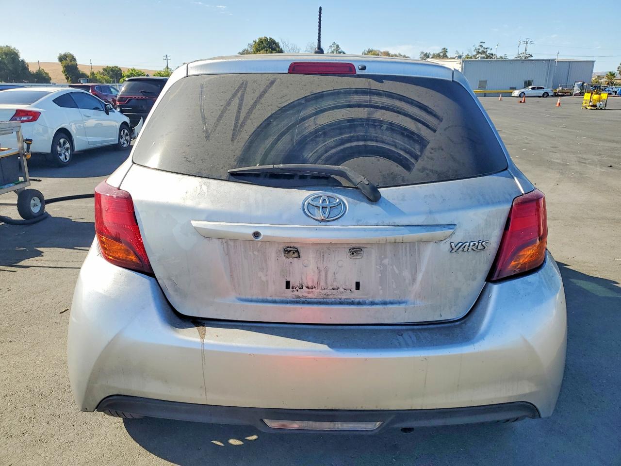 2015 Toyota Yaris 5-door L Silver vin: VNKKTUD32FA045396