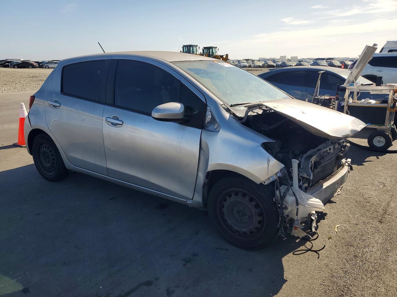 2015 Toyota Yaris 5-door L Silver vin: VNKKTUD32FA045396