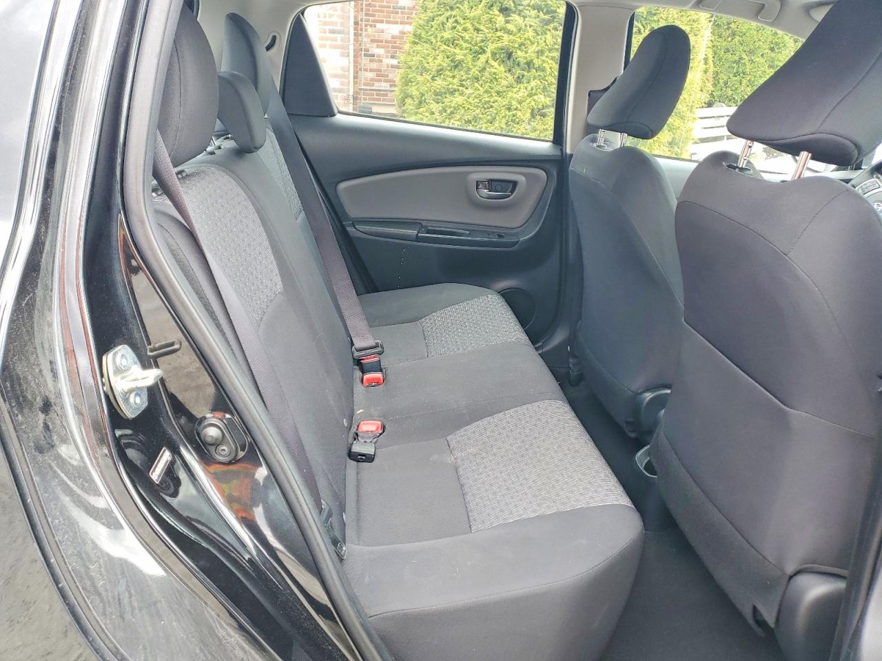 2016 Toyota Yaris 5-door Le Black vin: VNKKTUD32GA056206