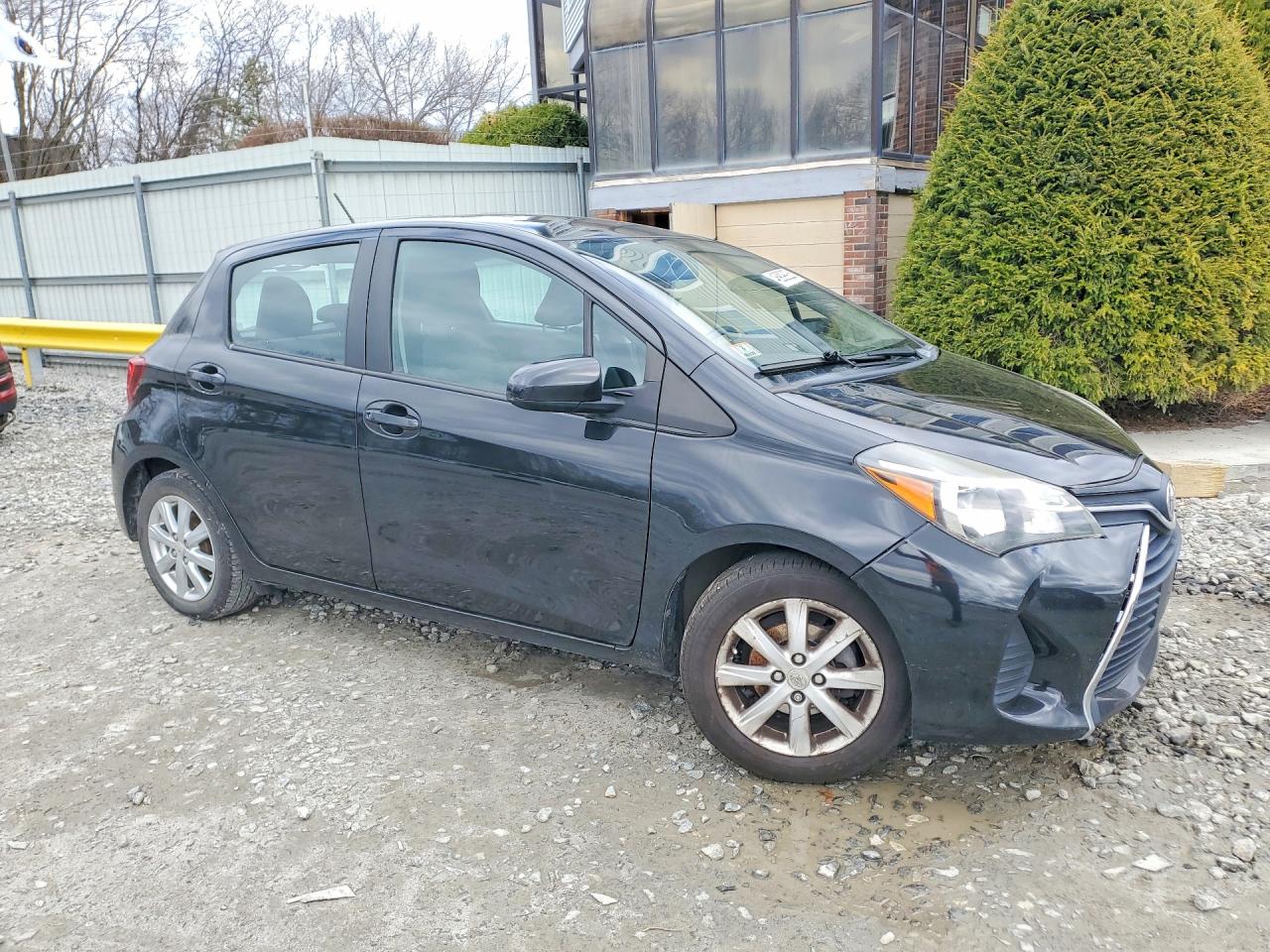 2016 Toyota Yaris 5-door Le Black vin: VNKKTUD32GA056206