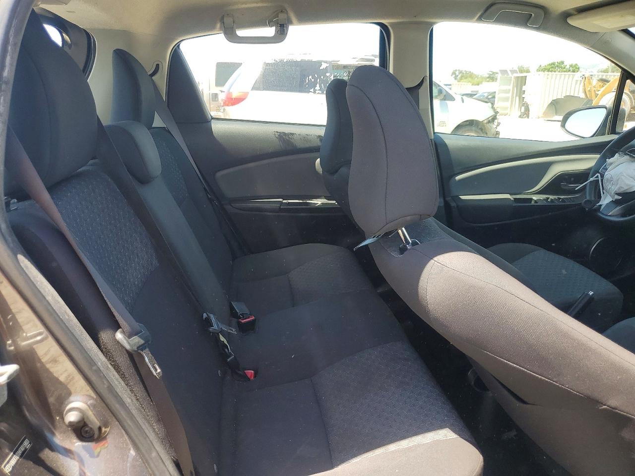 2015 Toyota Yaris 5-door Le Gray vin: VNKKTUD34FA015803