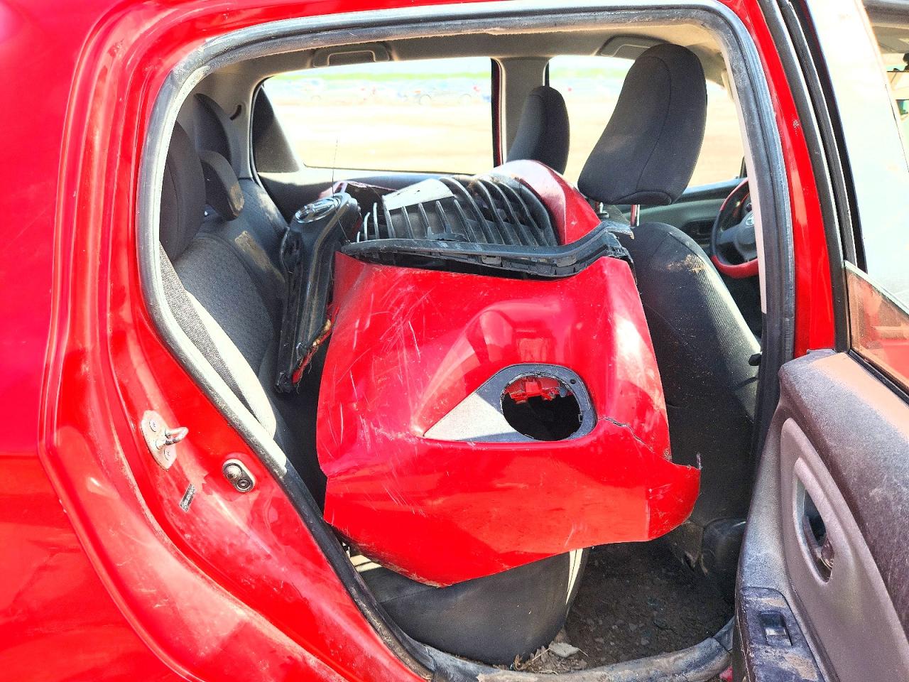 2015 Toyota Yaris 5-door L Red vin: VNKKTUD34FA024243