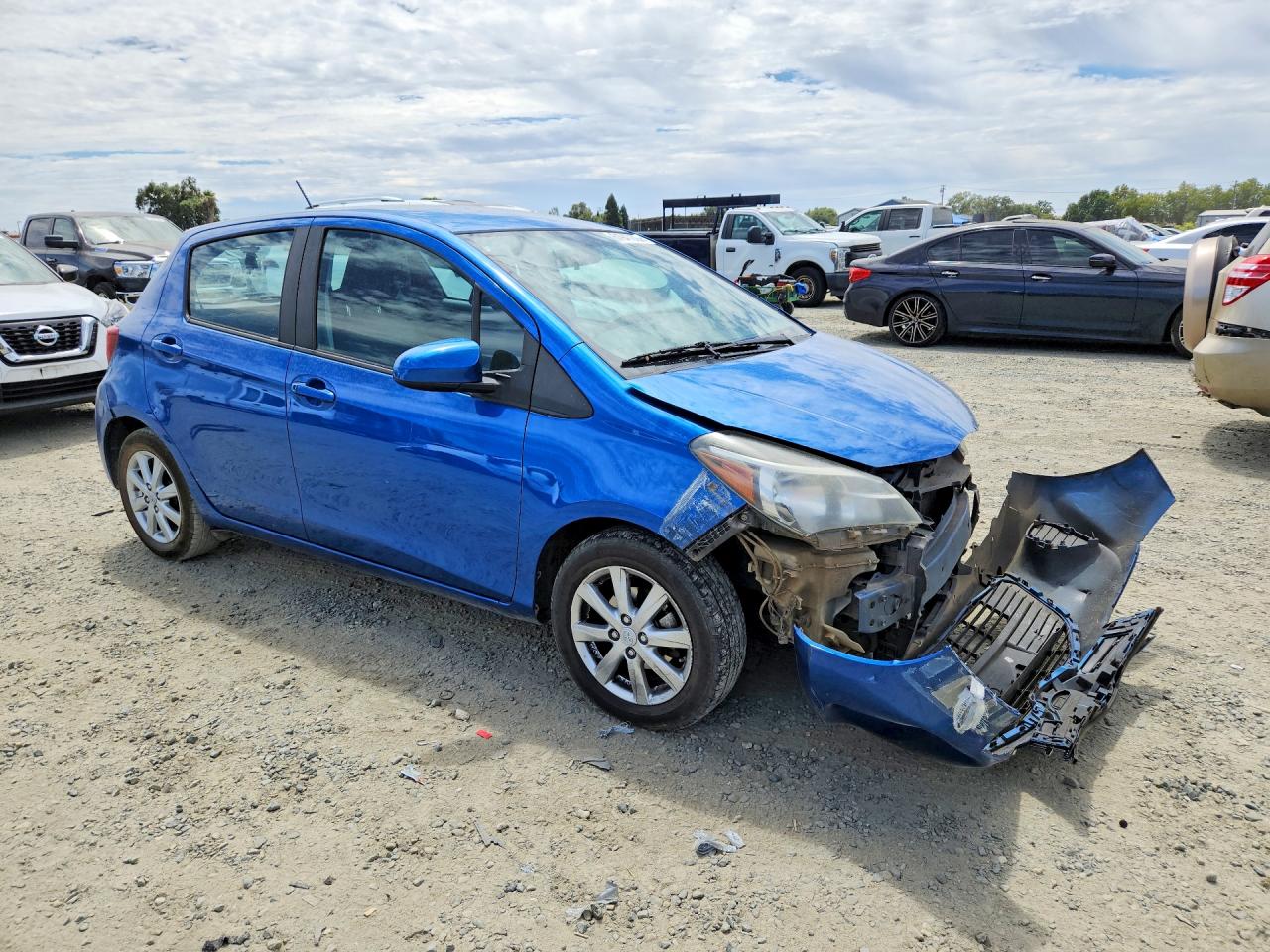 2015 Toyota Yaris 5-door Le Blue vin: VNKKTUD35FA017995