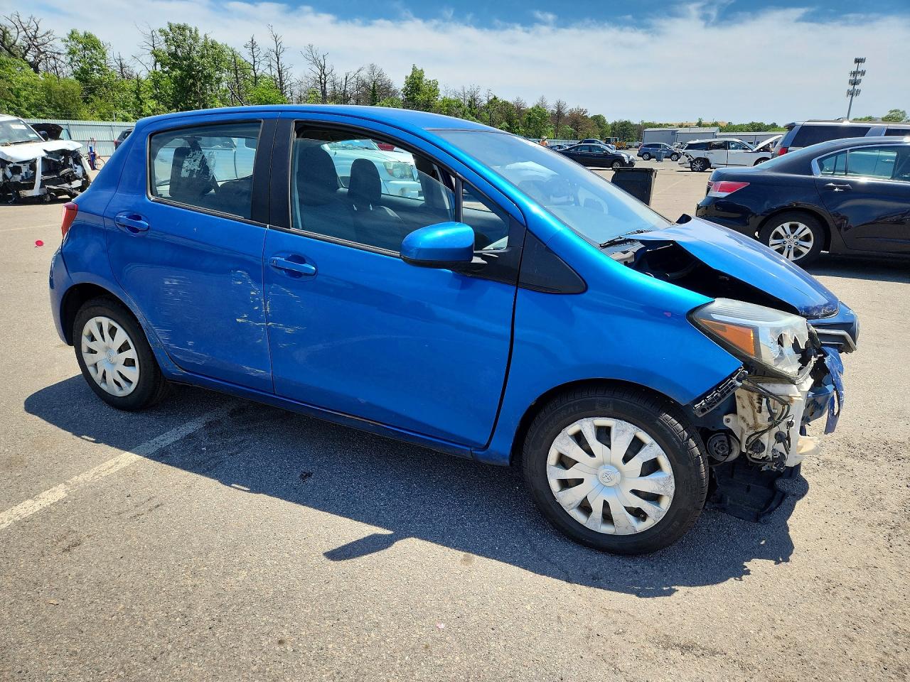 2015 Toyota Yaris 5-door L Синий vin: VNKKTUD35FA033713