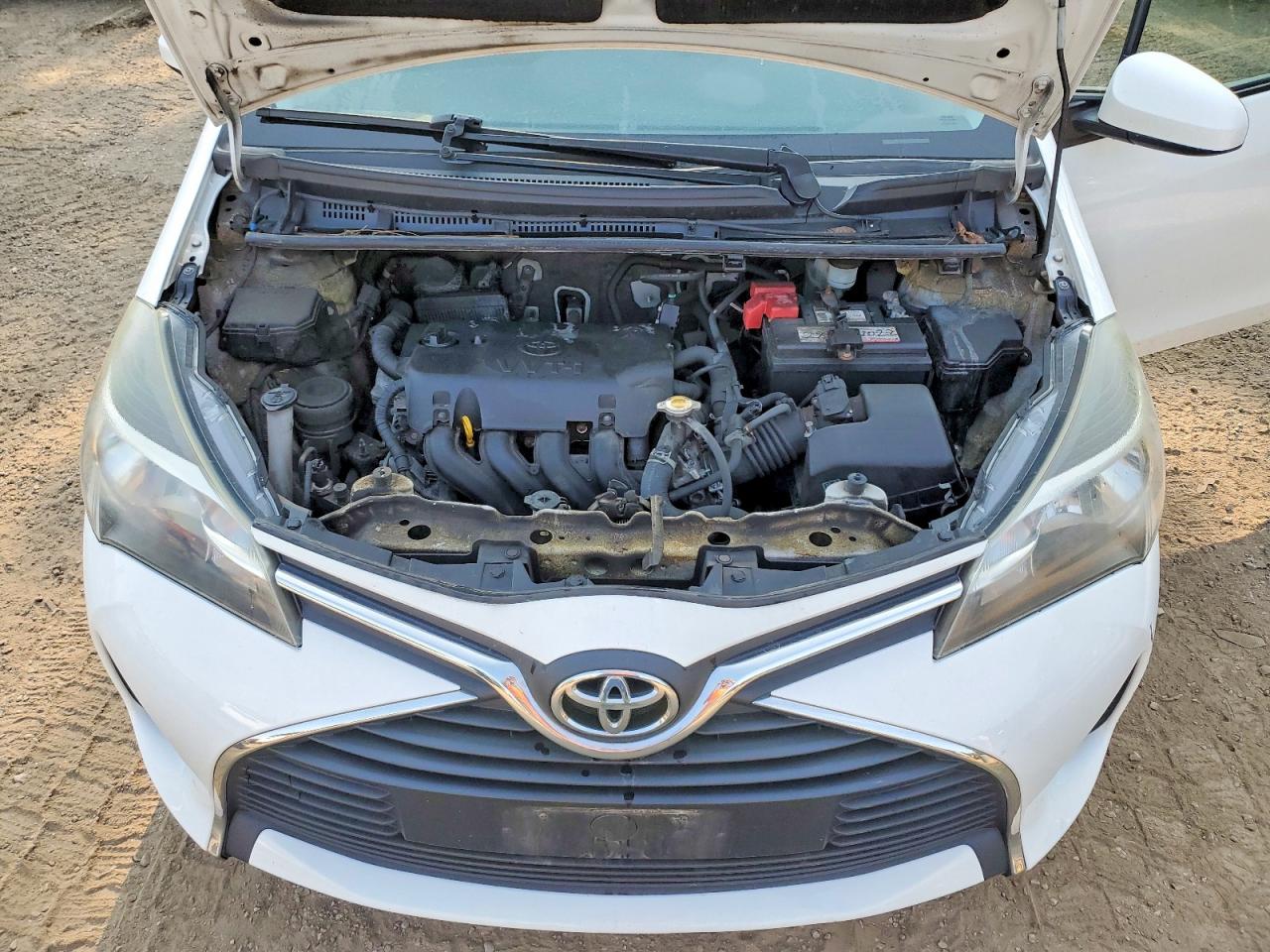 2015 Toyota Yaris 5-door L White vin: VNKKTUD35FA053430