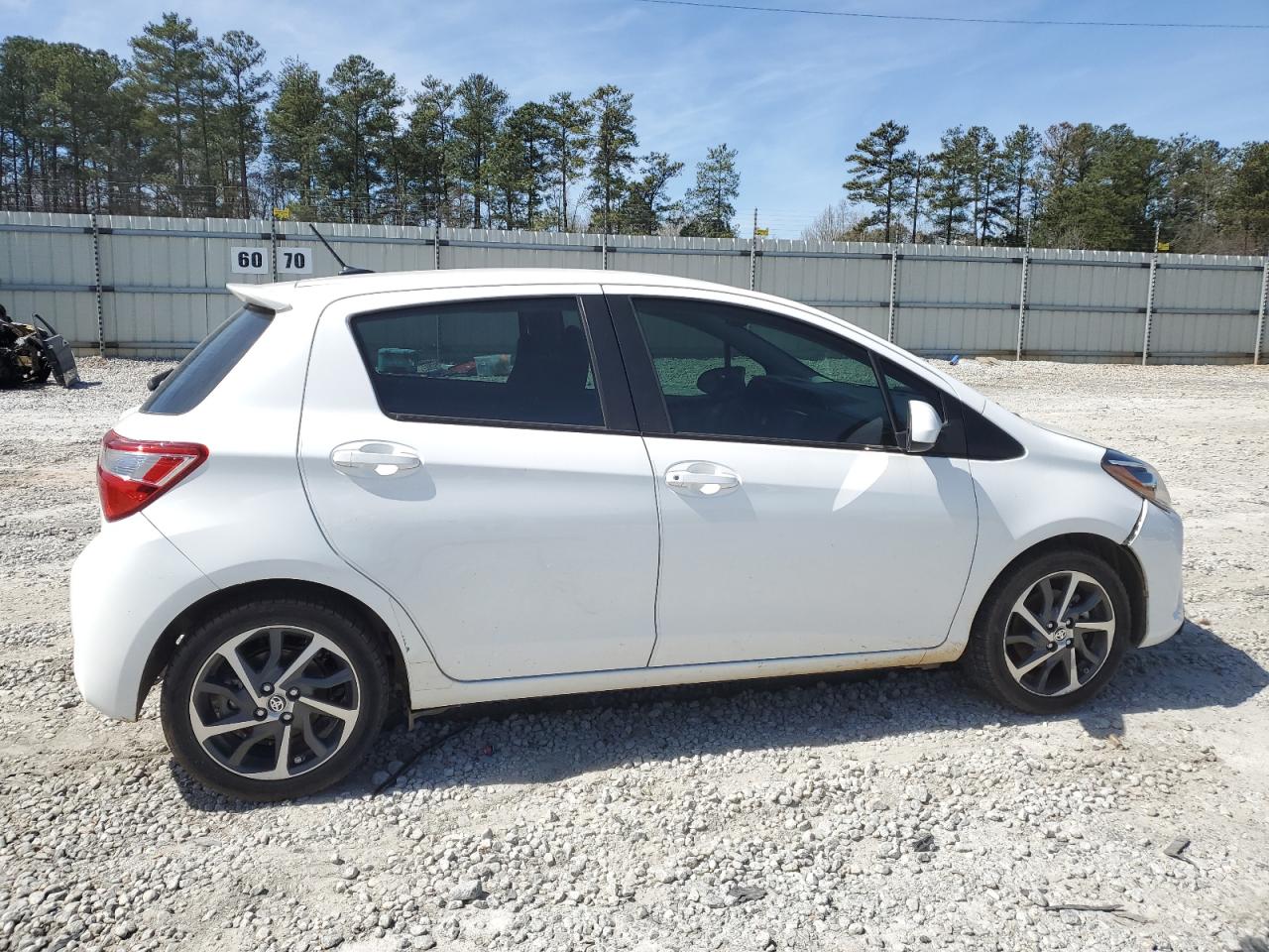 2018 Toyota Yaris L Белый vin: VNKKTUD35JA097226