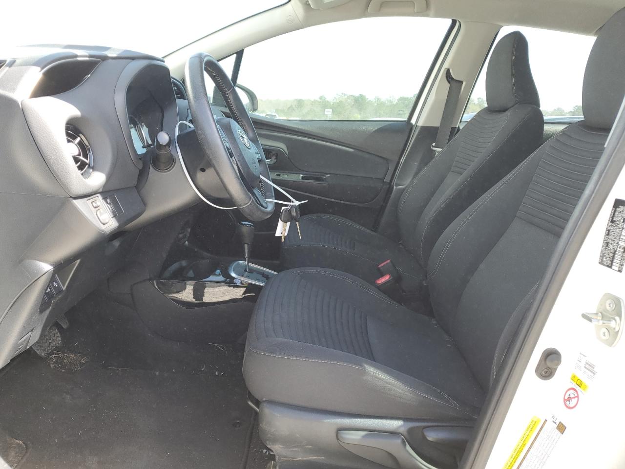 2018 Toyota Yaris L Белый vin: VNKKTUD35JA097226
