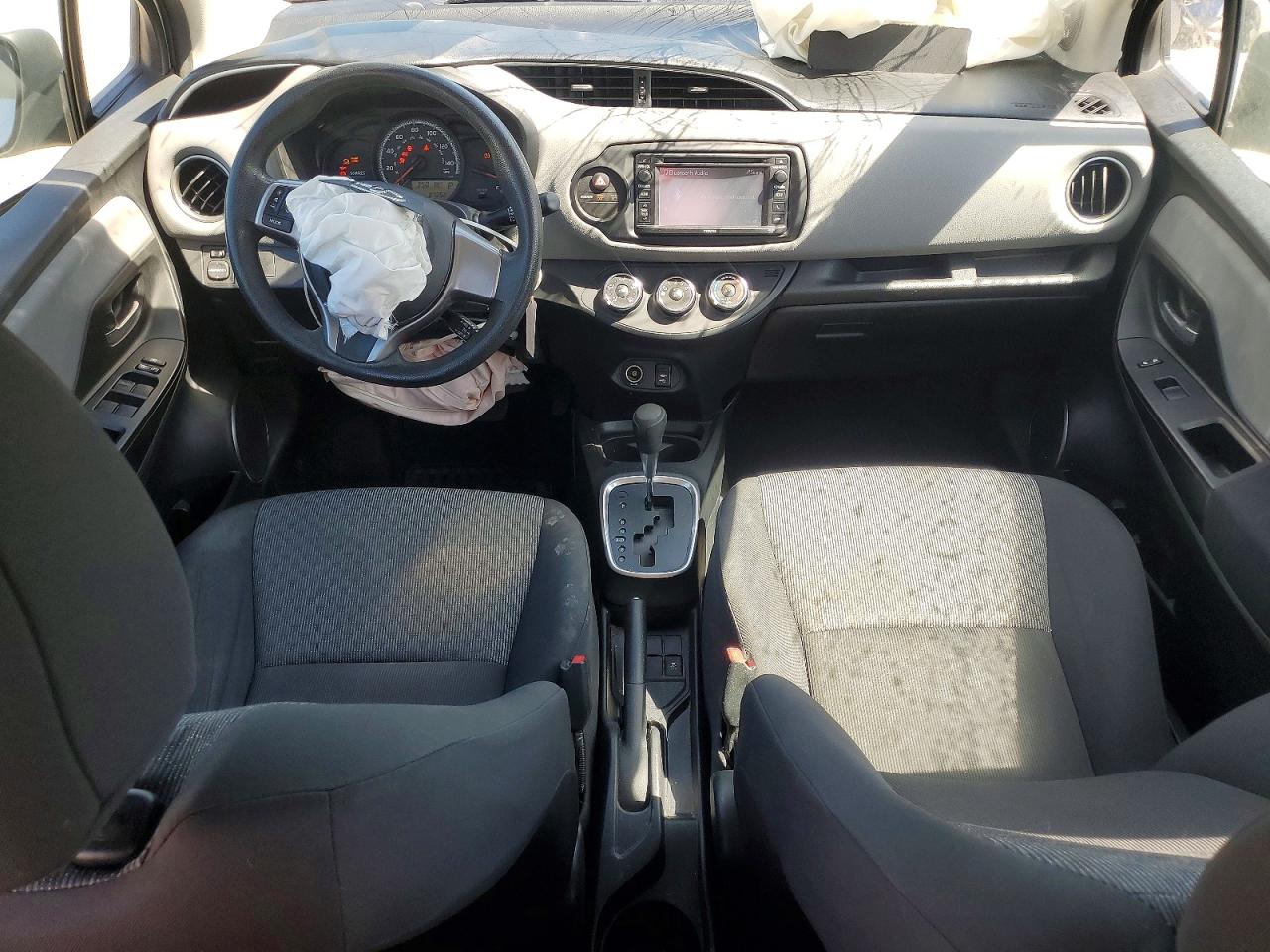 2015 Toyota Yaris 5-door Le Silver vin: VNKKTUD36FA023532