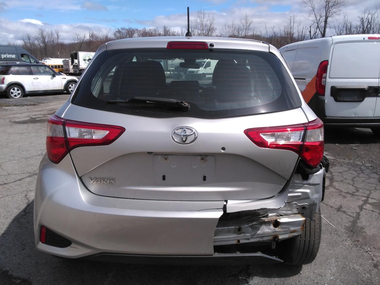 2018 Toyota Yaris L Silver vin: VNKKTUD36JA097753