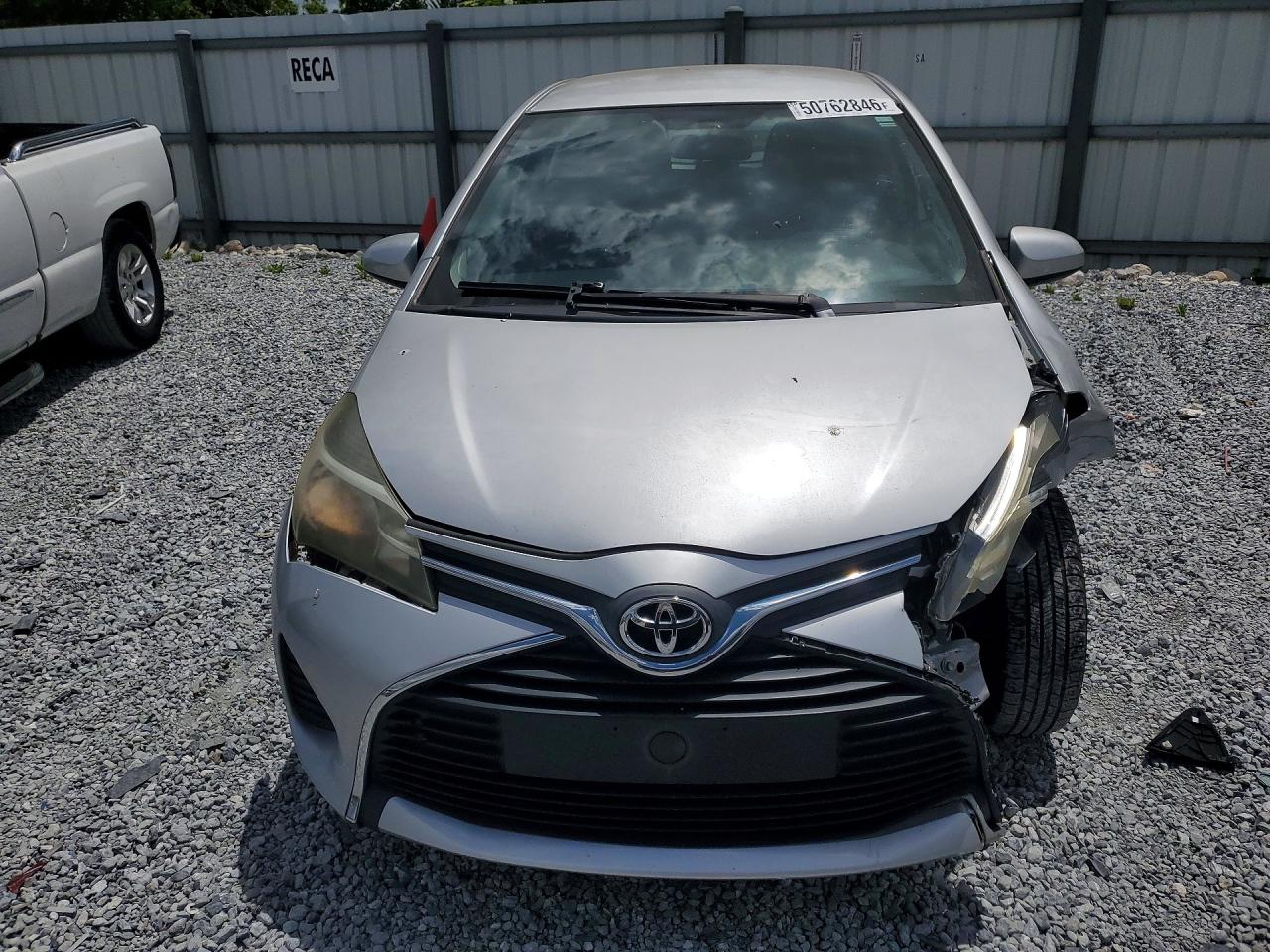 2015 Toyota Yaris 5-door Le Серебряный vin: VNKKTUD37FA024026