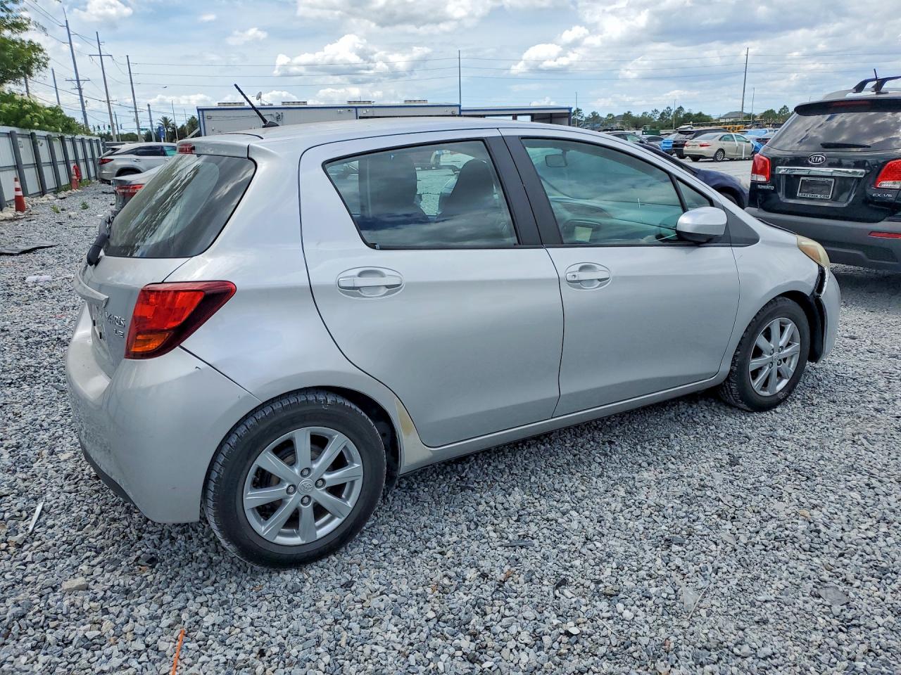 2015 Toyota Yaris 5-door Le Серебряный vin: VNKKTUD37FA024026