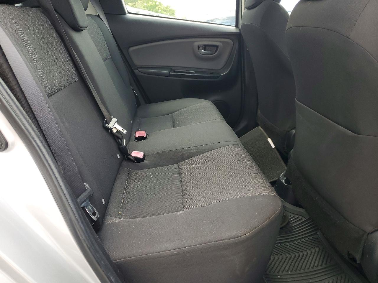 2015 Toyota Yaris 5-door Le Серебряный vin: VNKKTUD37FA024026