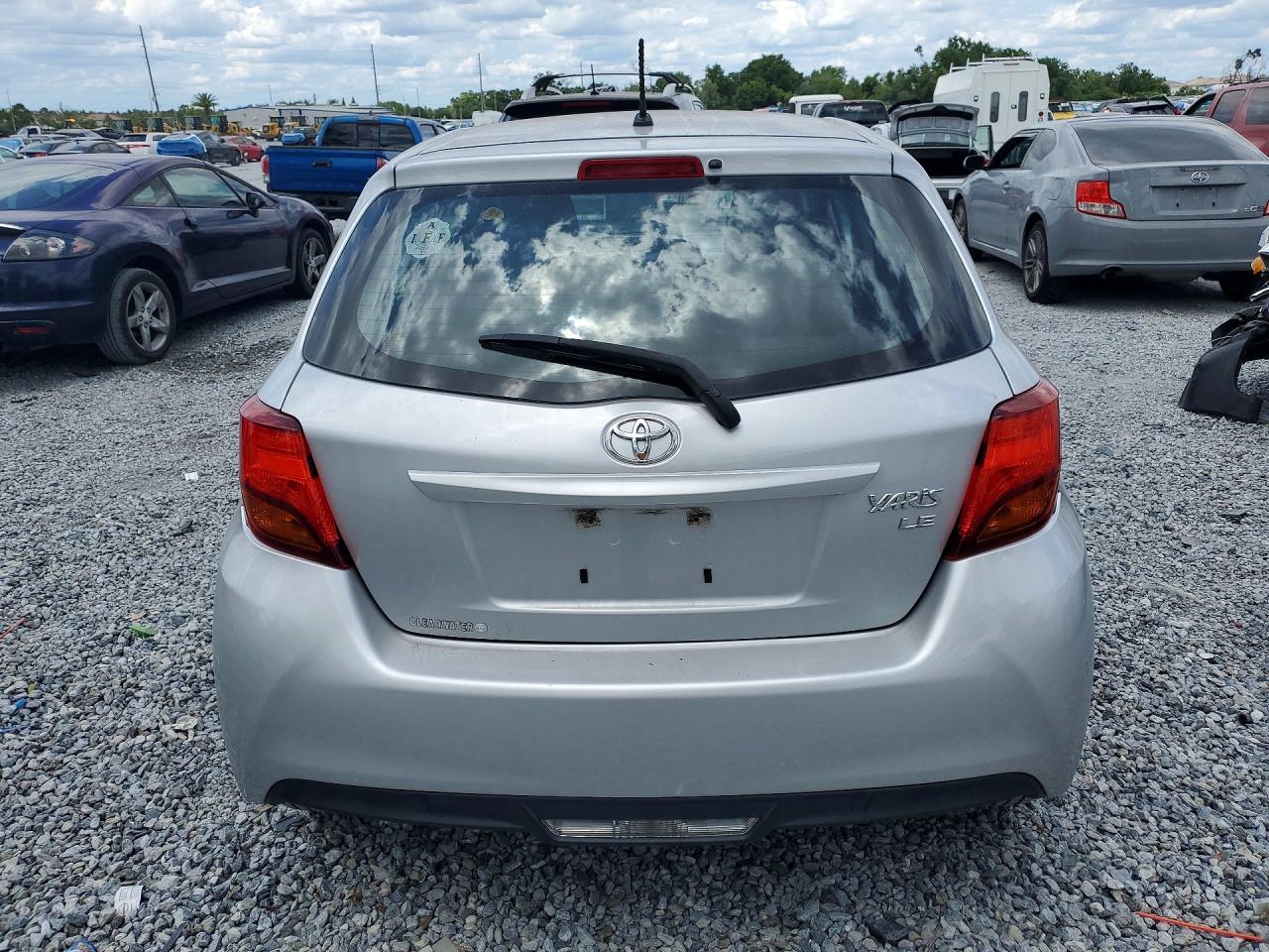 2015 Toyota Yaris 5-door Le Серебряный vin: VNKKTUD37FA024026