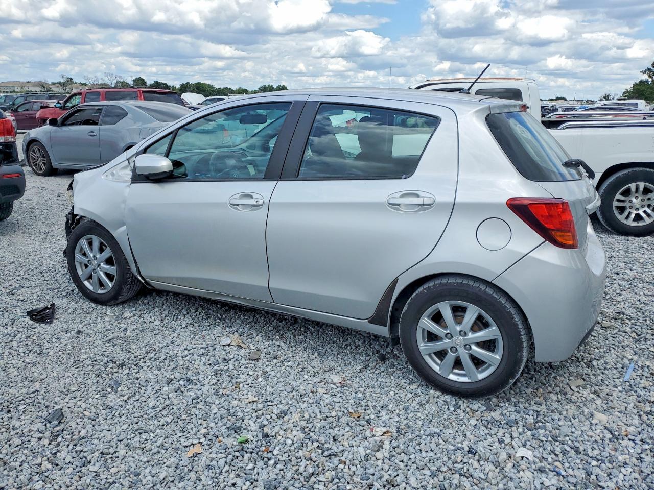 2015 Toyota Yaris 5-door Le Серебряный vin: VNKKTUD37FA024026