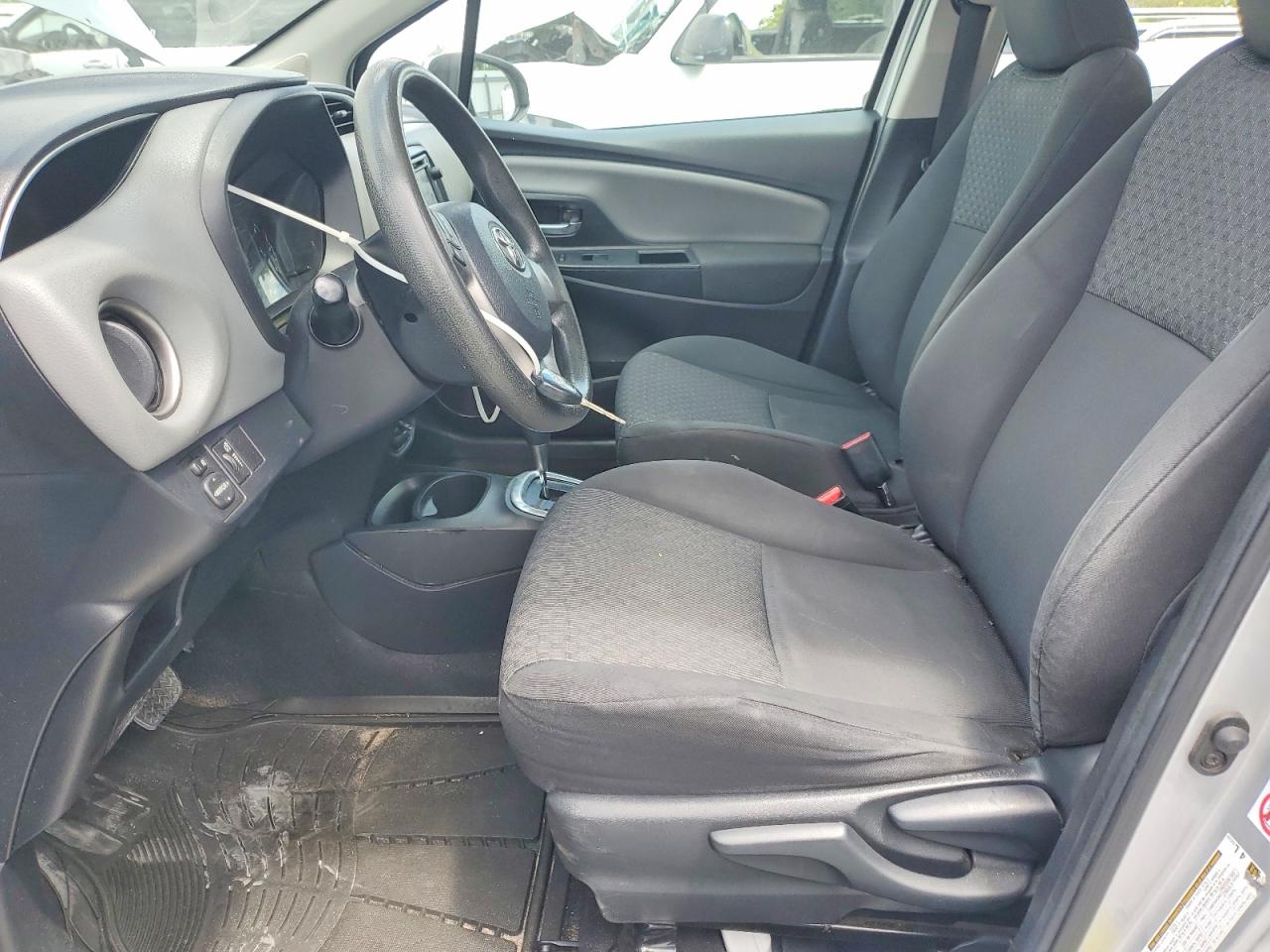 2015 Toyota Yaris 5-door Le Серебряный vin: VNKKTUD37FA024026