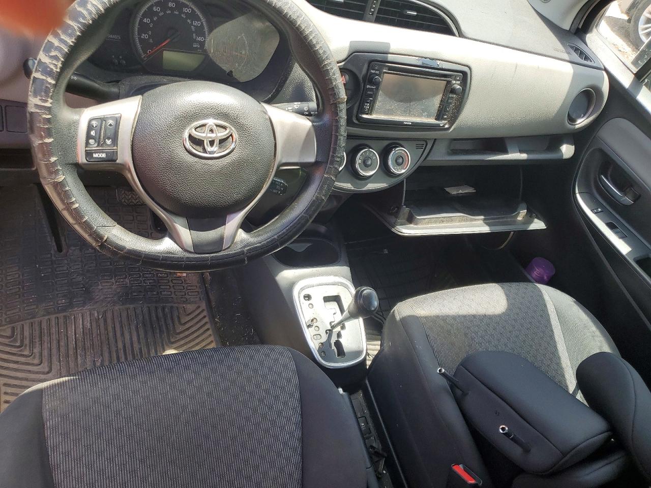 2015 Toyota Yaris 5-door Le White vin: VNKKTUD37FA037813