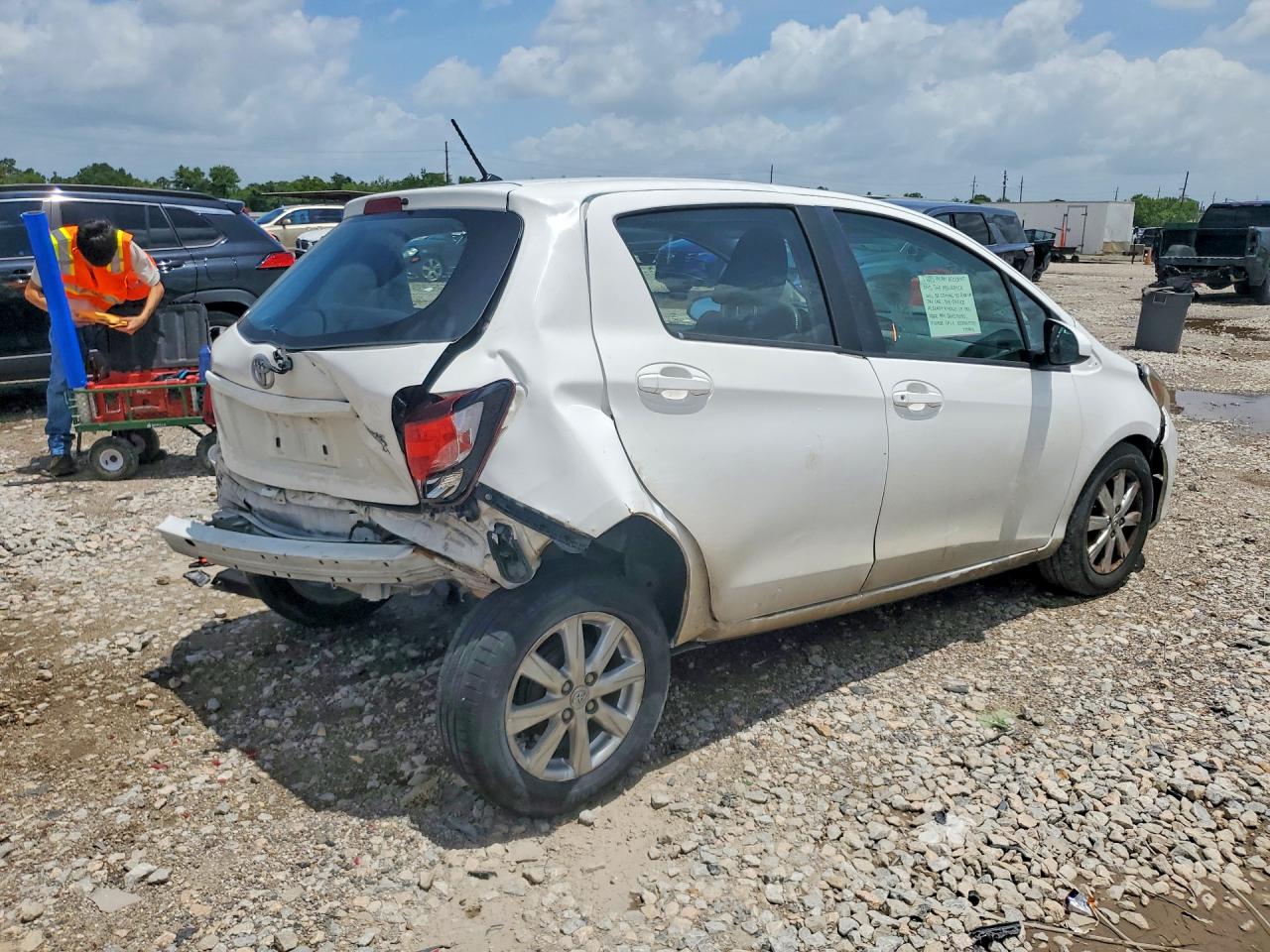 2015 Toyota Yaris 5-door Le White vin: VNKKTUD37FA037813