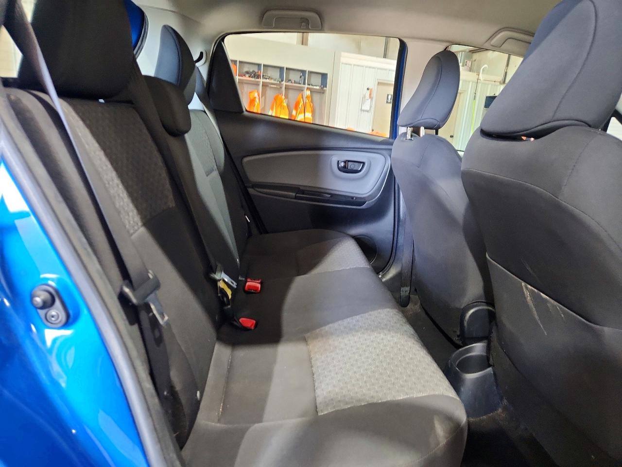 2015 Toyota Yaris 5-door L Синий vin: VNKKTUD37FA048200