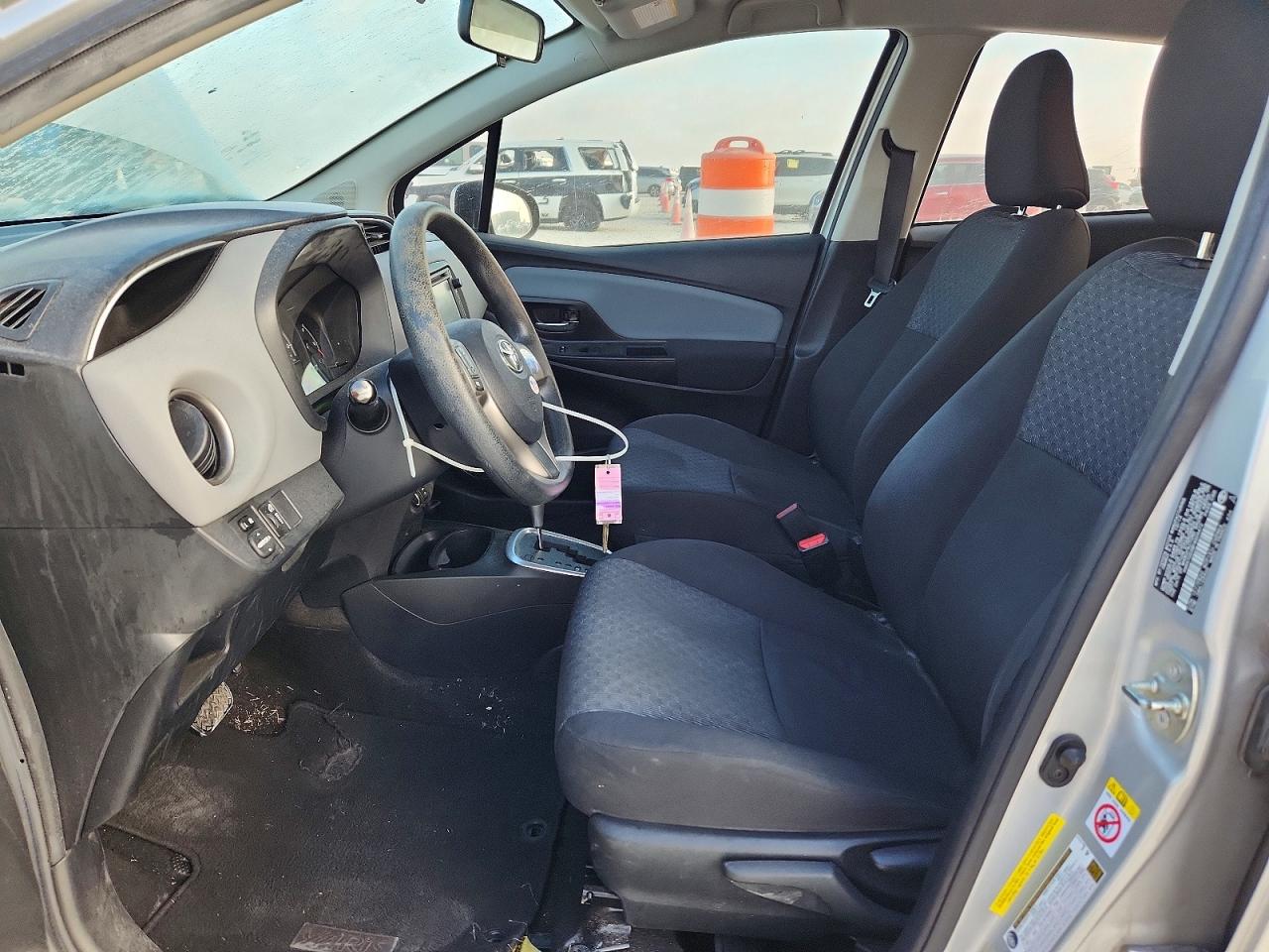 2015 Toyota Yaris 5-door Le Silver vin: VNKKTUD38FA024472